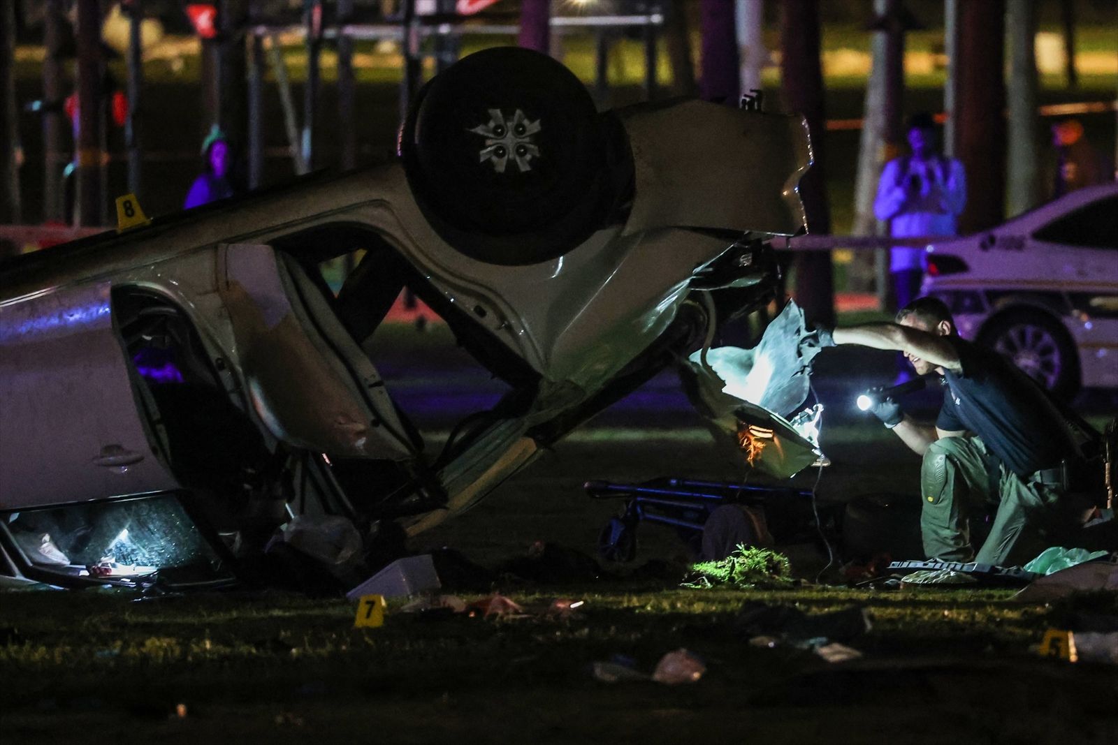 La policía  y los oficiales forenses trabajan en el lugar después de que un conductor embistiera a los transeúntes con su automóvil, en Israel