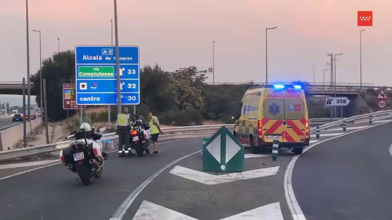 Muere un motorista en Alcalá de Henares tras salirse de la A-2 y chocar contra un panel de señalización