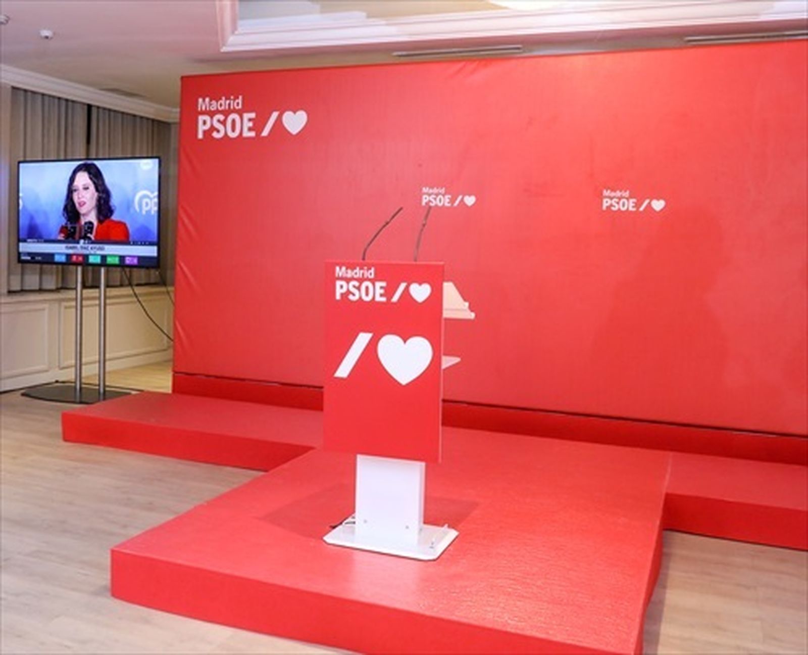Atril vacío tras la comparecencia de los socialistas la noche del 4M