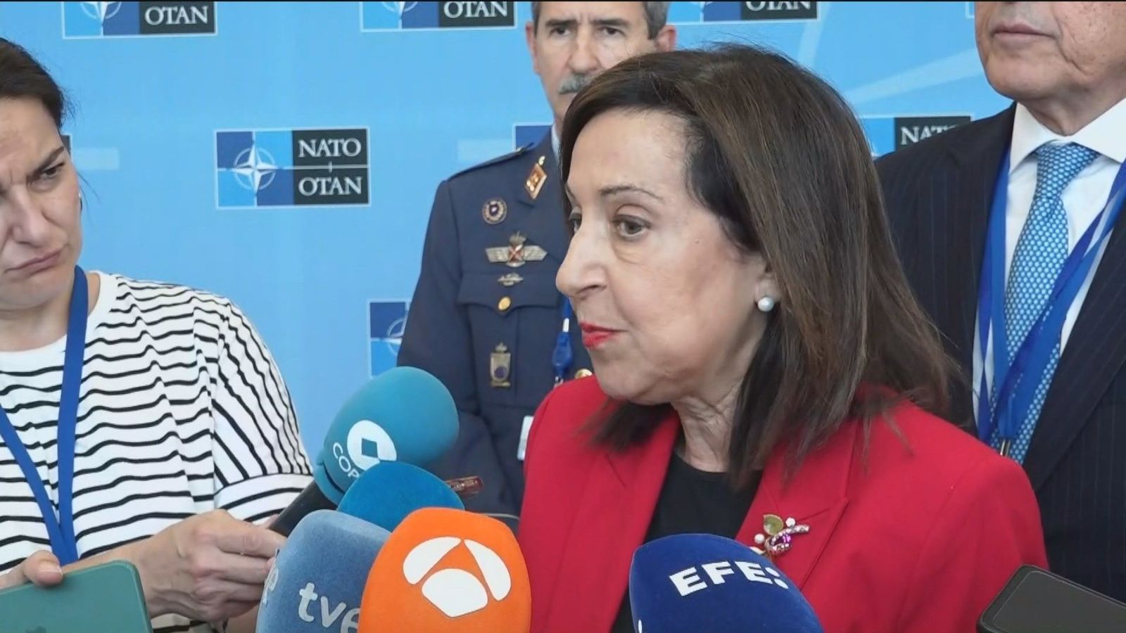 Robles protesta ante la OTAN por excluir a la industria española y amenaza con bloquear el plan de producción