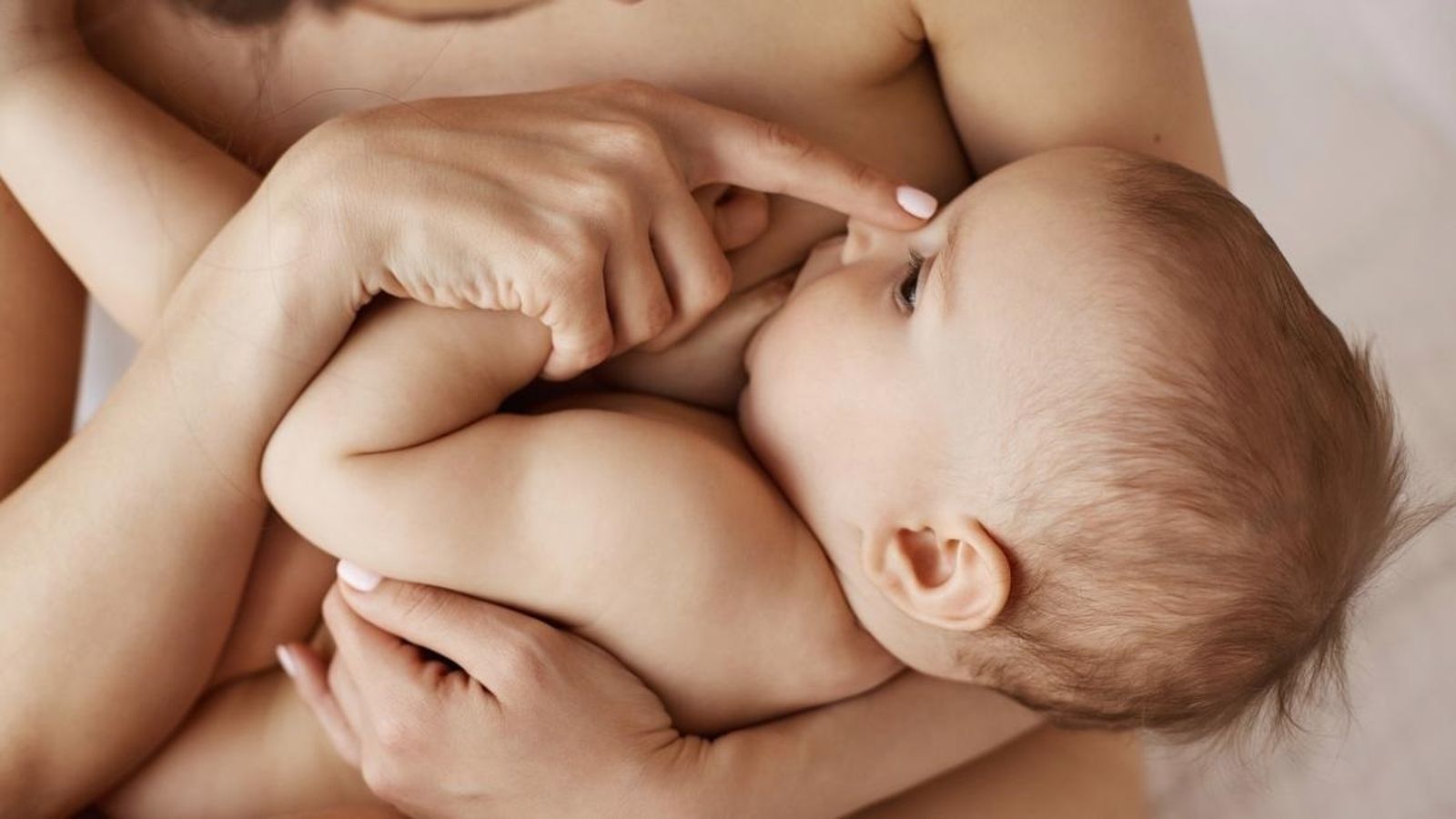 Un bebé en brazos de su madre
