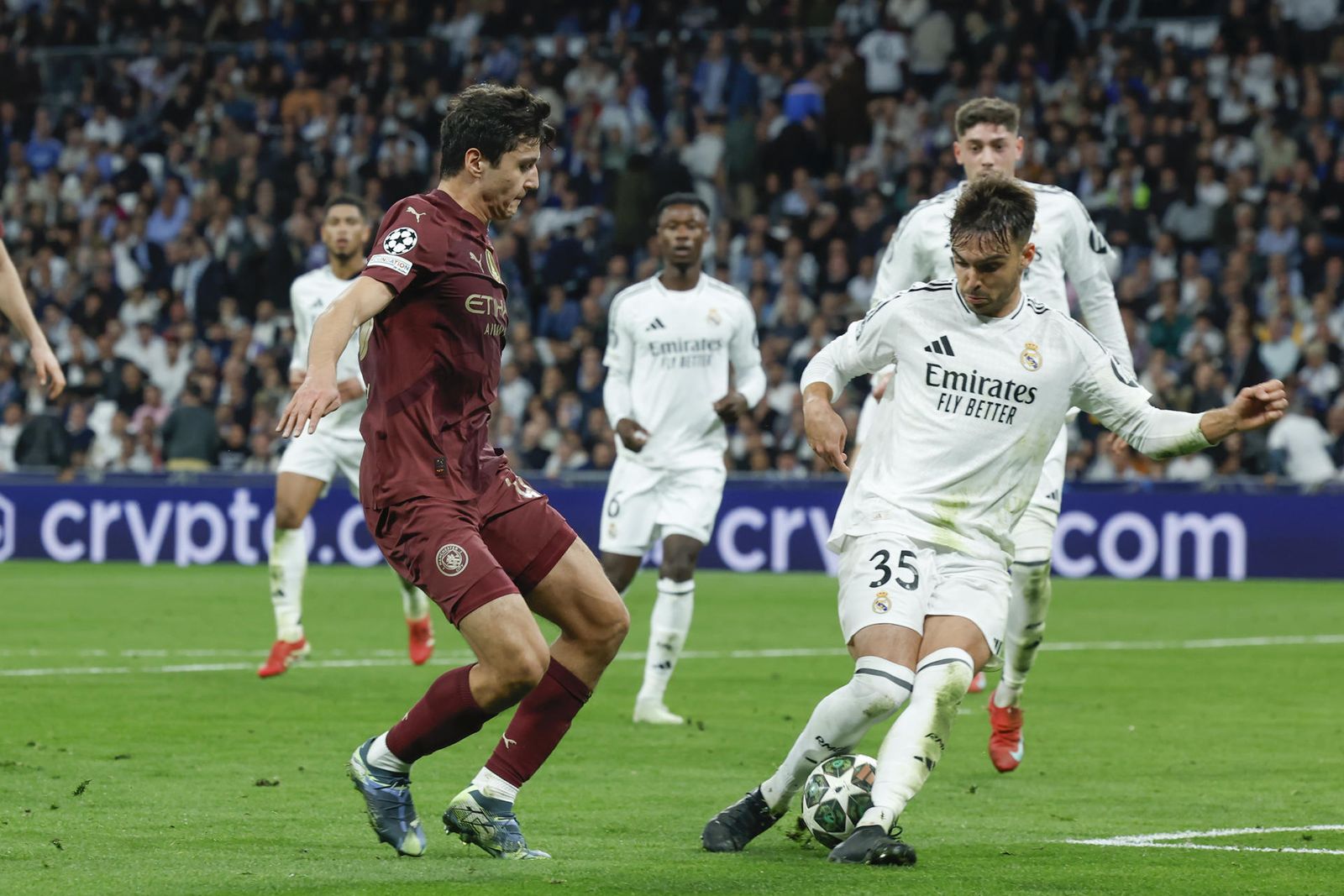Raúl Asencio ante el Manchester City