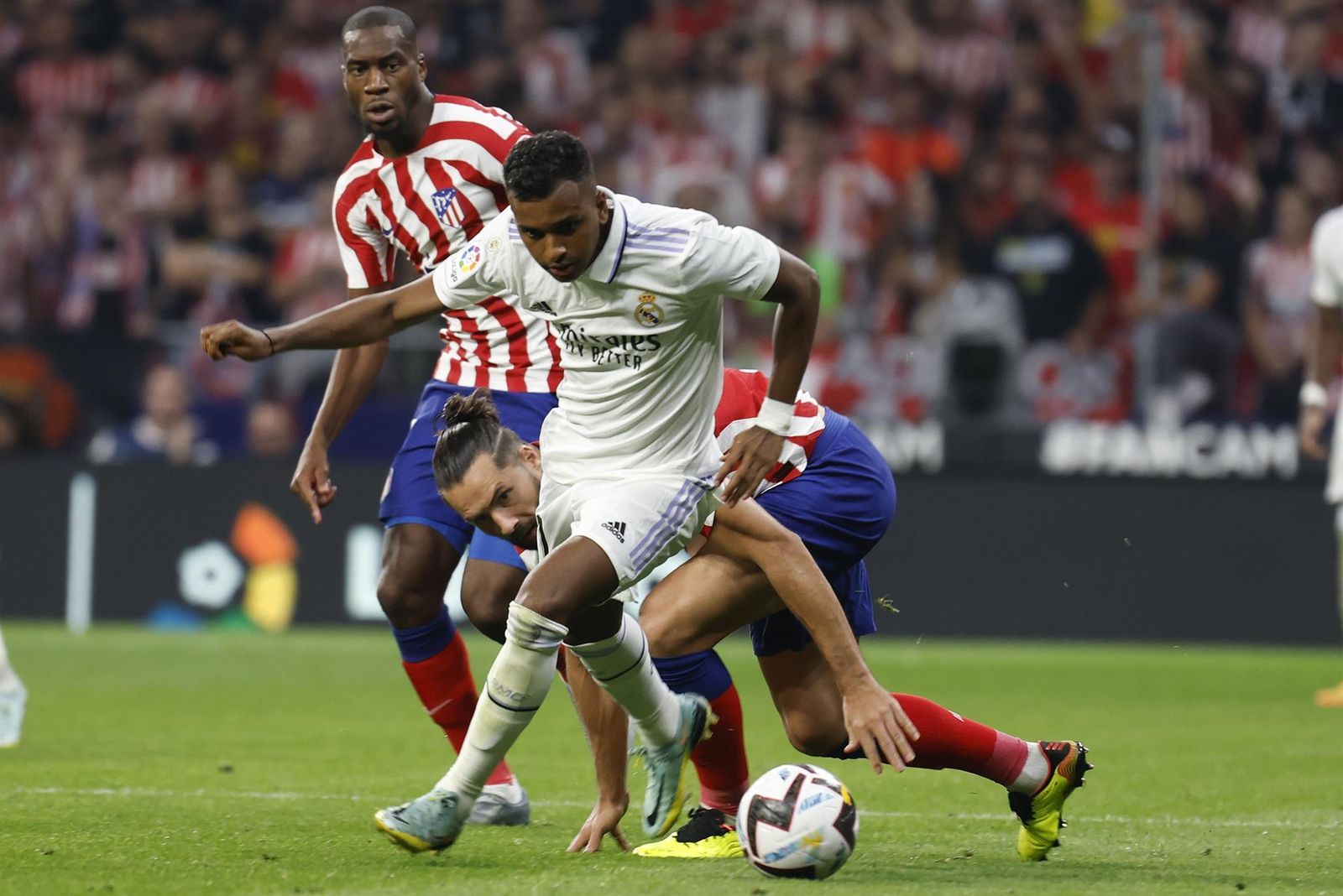 Rodrygo se lleva el balón ante el defensa del Atlético Felipe Monteiro