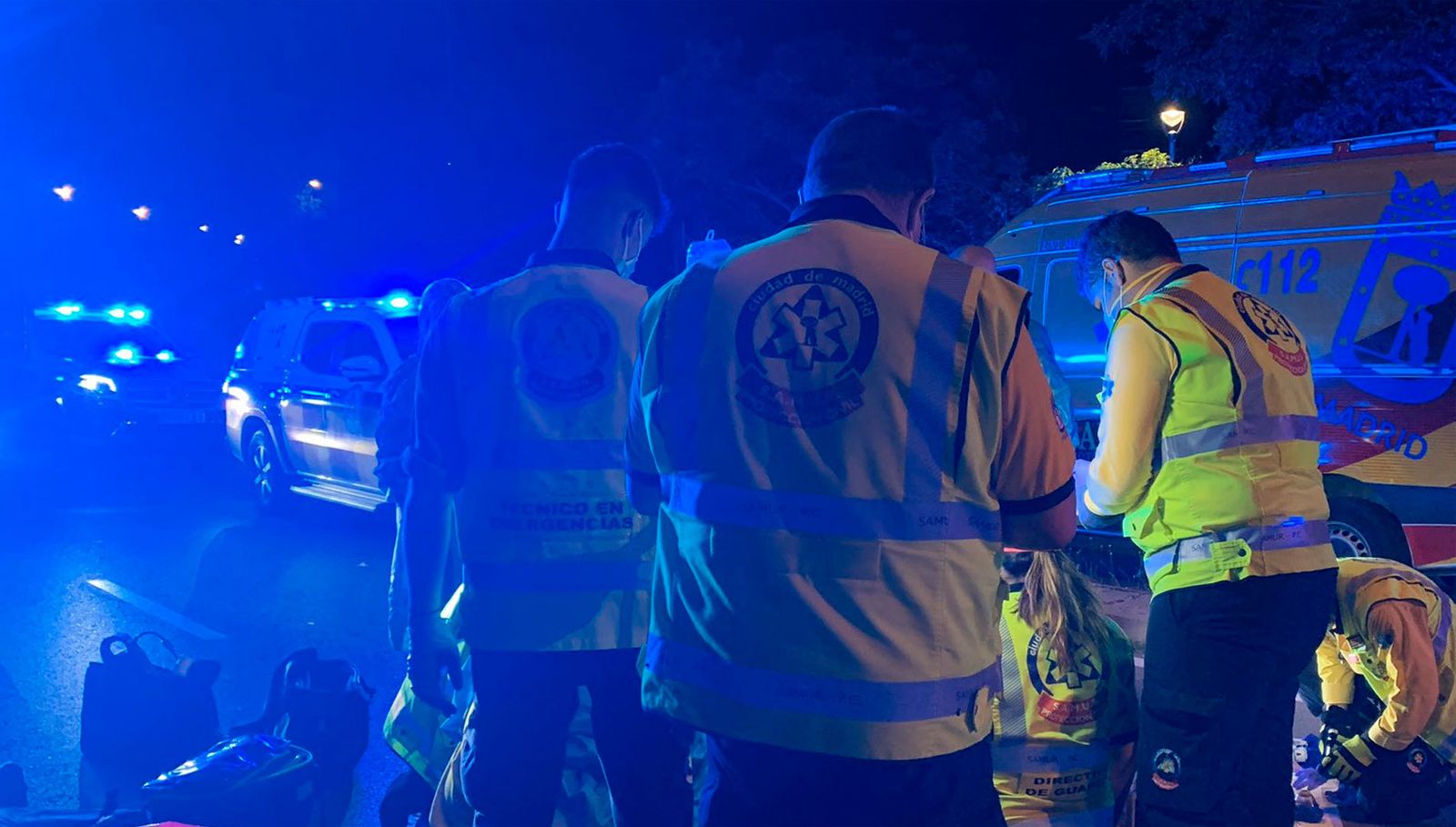 Sanitarios del Samur atendiendo a la víctima del accidente