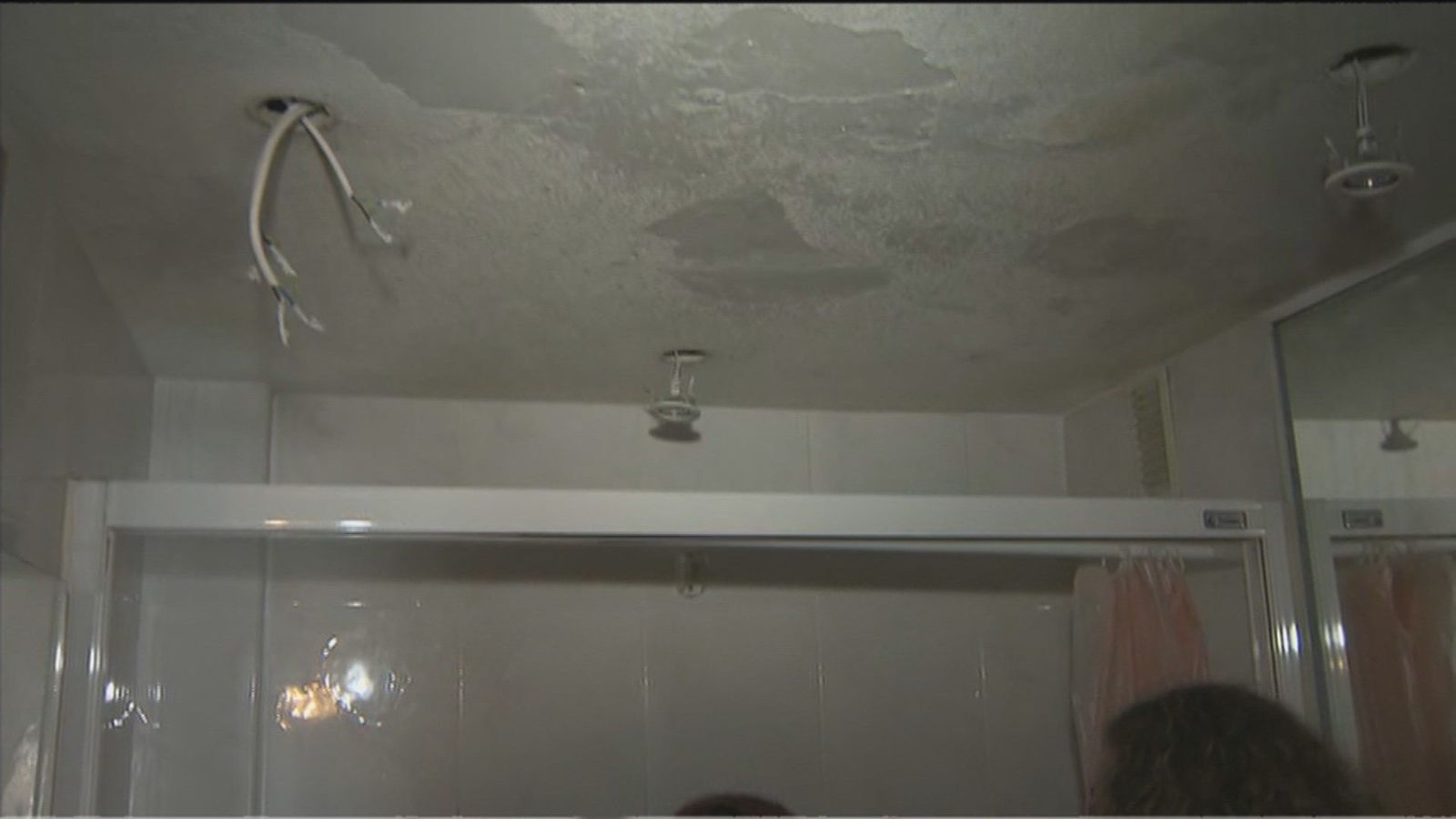 Seis meses con el piso inundado por una ‘megagotera’ en Ciudad Lineal