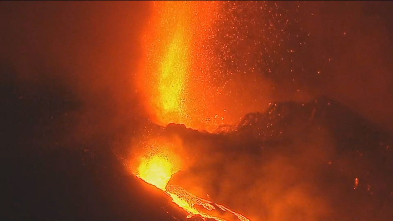 El cono del volcán de La Palma se ha partido y expulsa lava más fluida hacia el mar