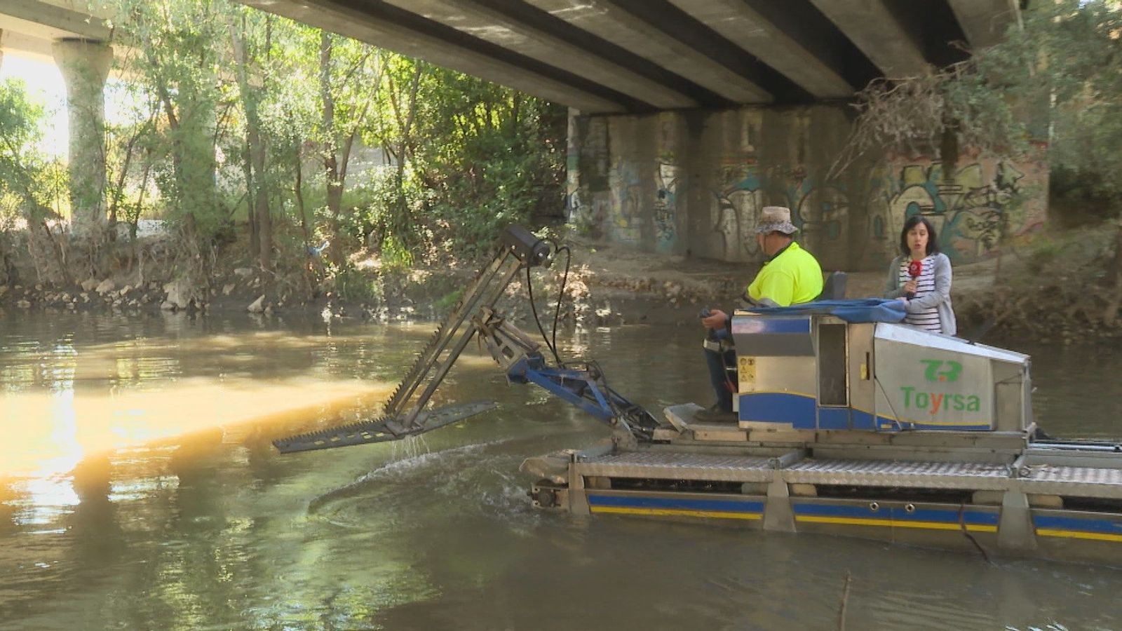Torrejón limpia el cauce del Henares con un barco anfibio para evitar plagas de mosquito y mosca negra