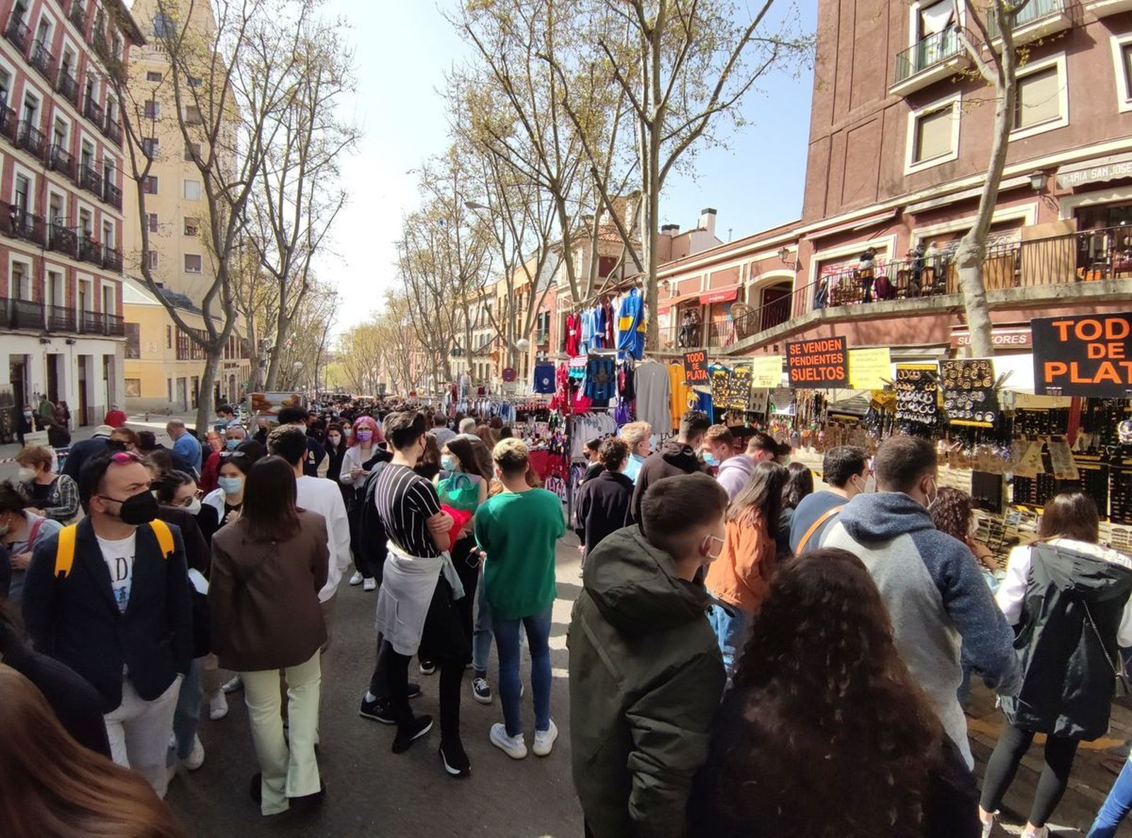 Puestos y compradores en la Ribera de Curtidores, eje principal de El Rastro de Madrid