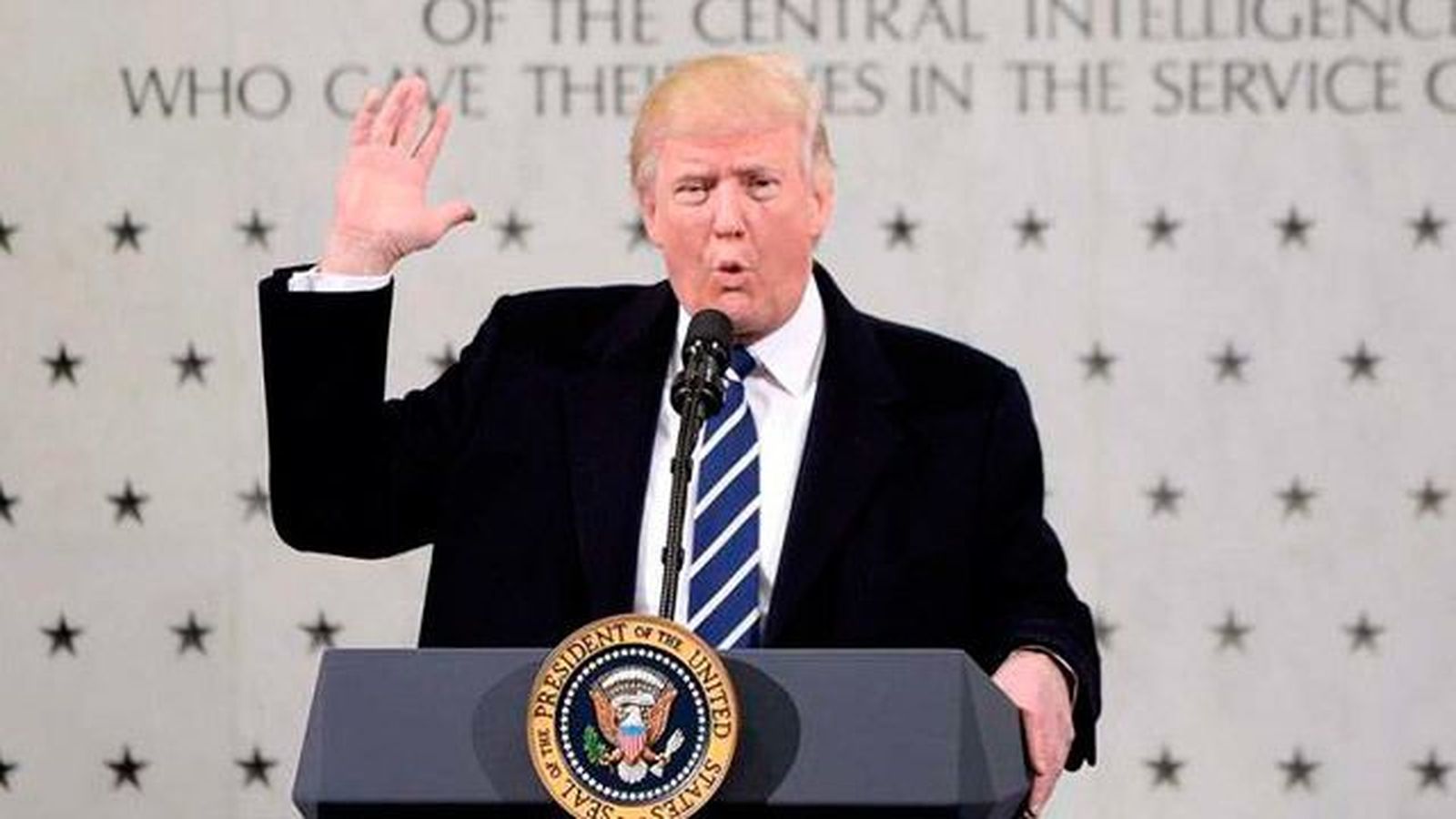 Trump hace las paces con la CIA y declara la guerra a la prensa en su primer día