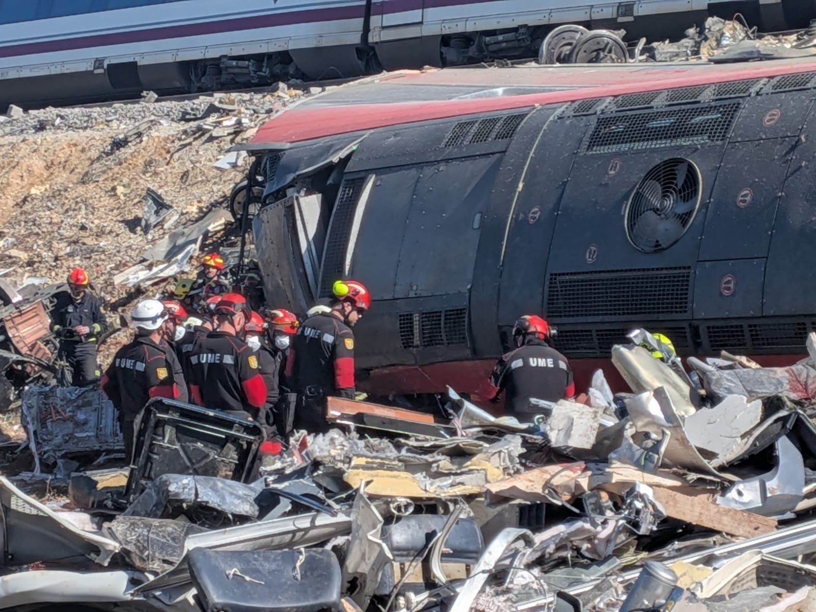 Efectivos de la Unidad Militar de Emergencias (UME) trabajan en el accidente ferroviario de Urda