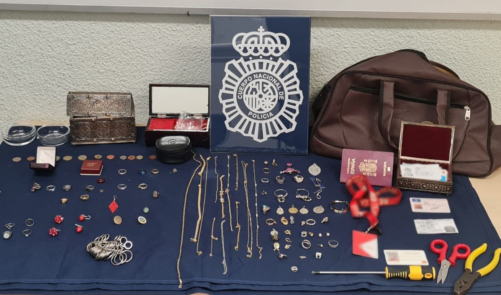 Artículos incautados a un ladrón que se hacía pasar por técnico de telefonía en Moncloa