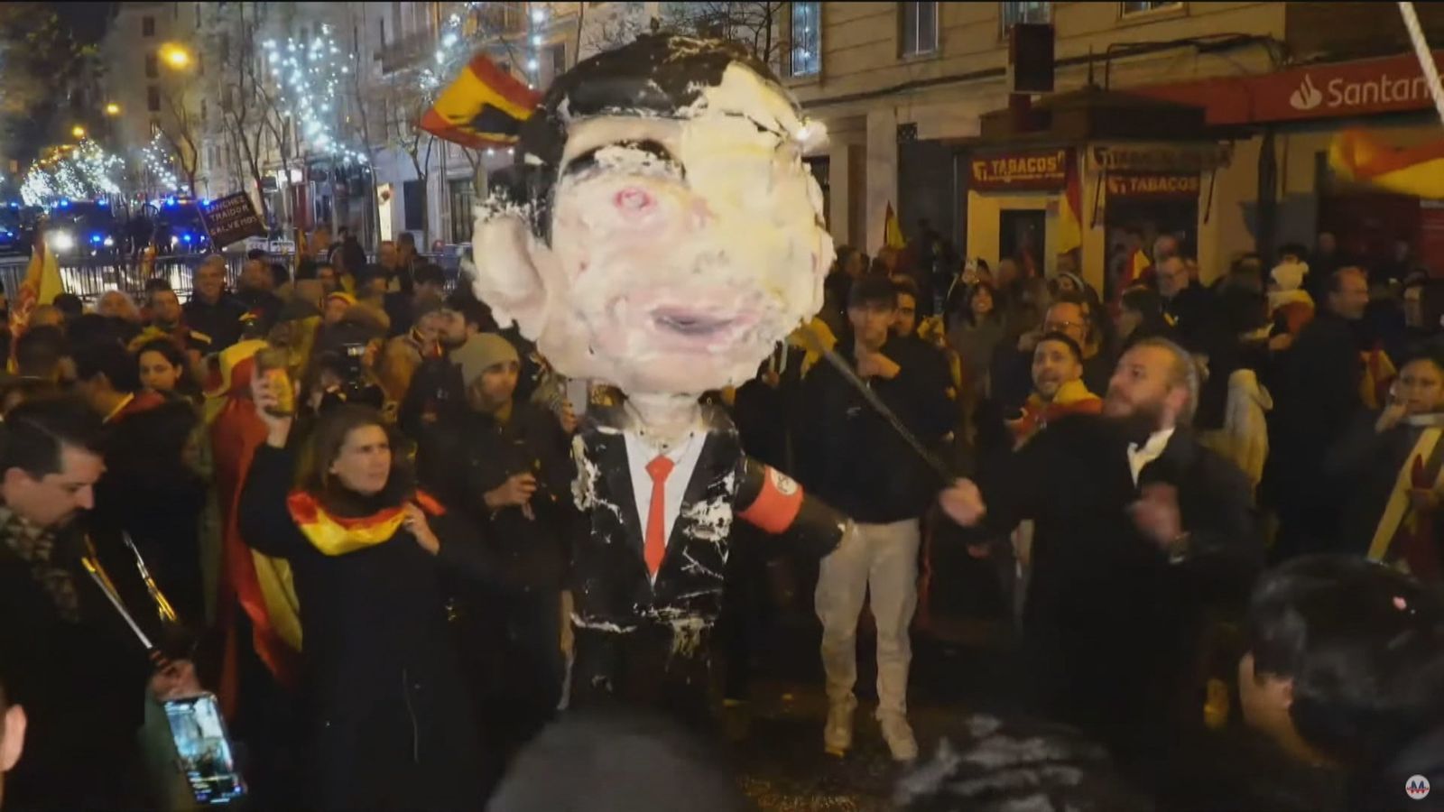 La jueza archiva la causa por apalear al muñeco que representaba a Pedro Sánchez durante la protesta en la calle Ferraz la pasada Nochevieja