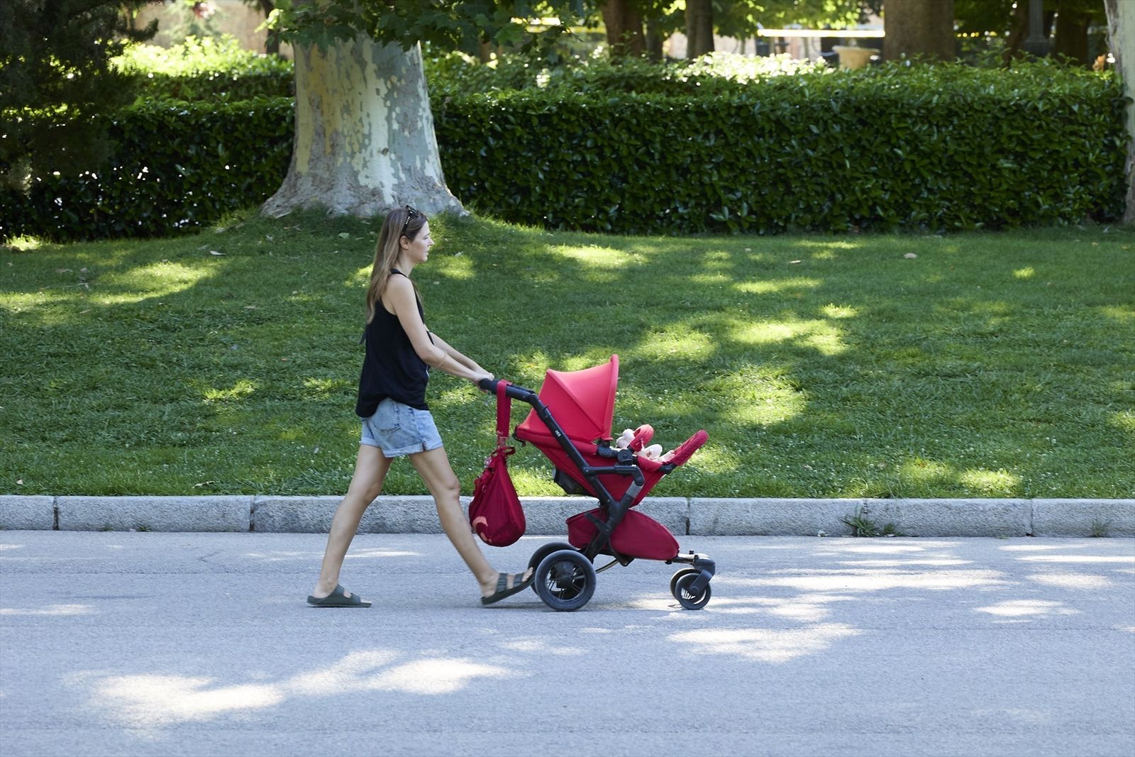 Madre paseando por El Retiro