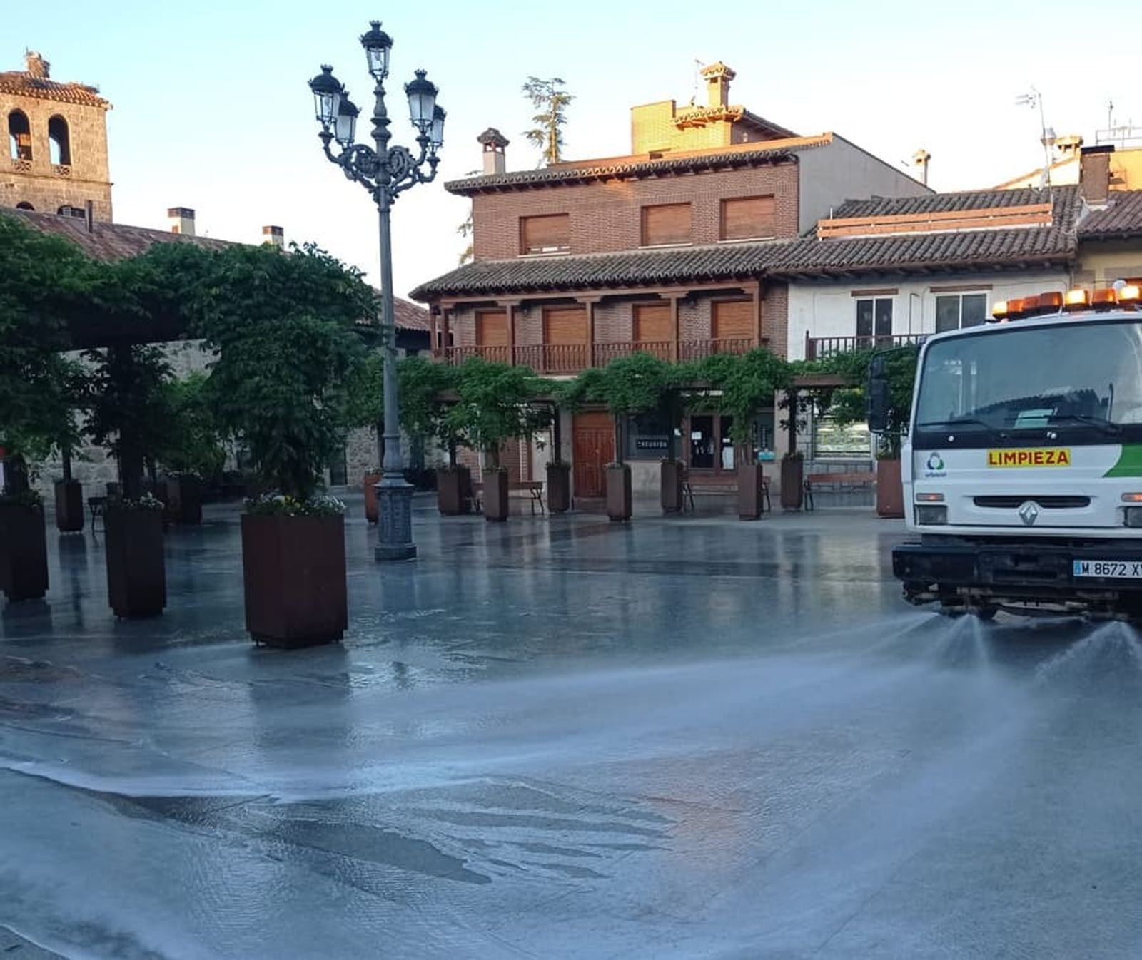 Baldeo de la plaza principal de Manzanares El Real