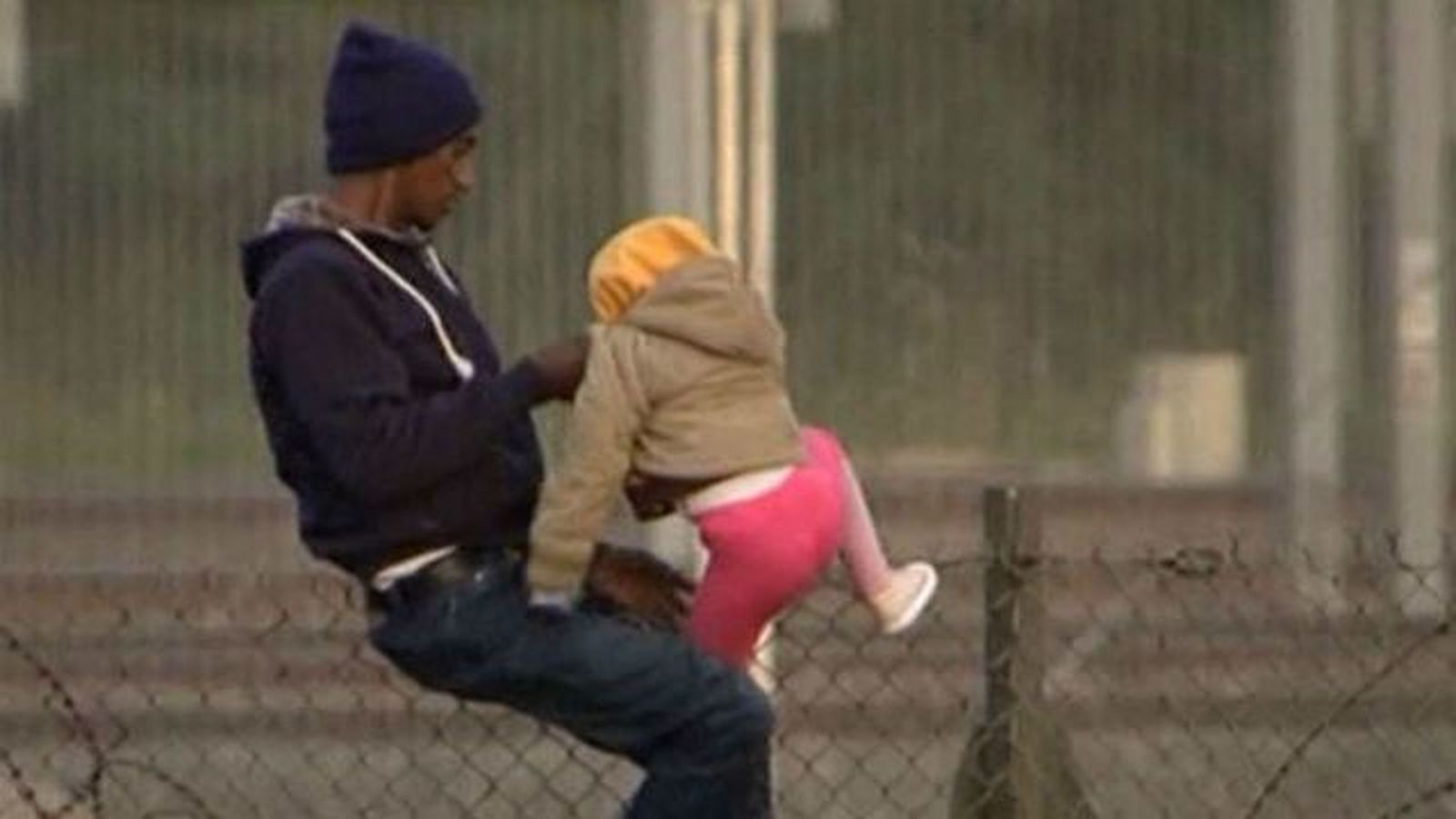 Cameron convoca un gabinete de crisis por la afluencia de inmigrantes en Calais