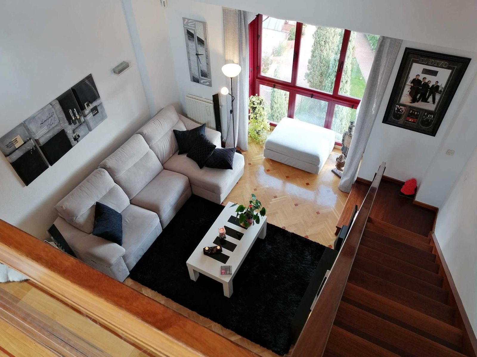La casa del cantante de 'Il Divo', Carlos Marín, tiene dos alturas y una terraza con vistas de Madrid.