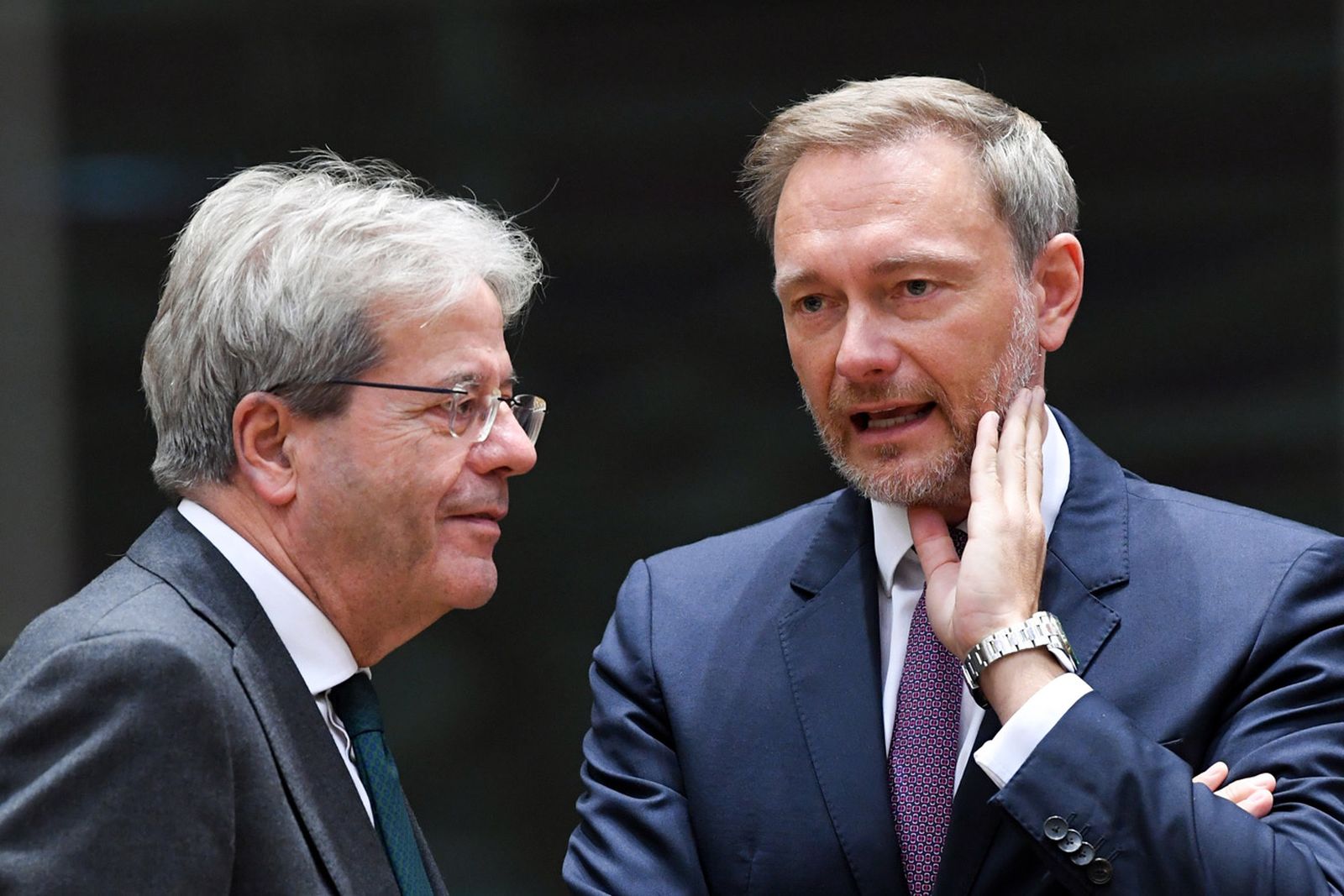 Christian Lindner, ministro de Finanzas alemán, habla con Paolo Gentiloni Silveri, Comisario europeo