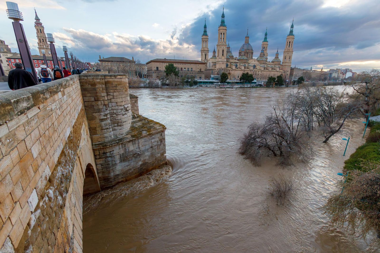 Zaragoza activa la alerta amarilla por la crecida del Ebro