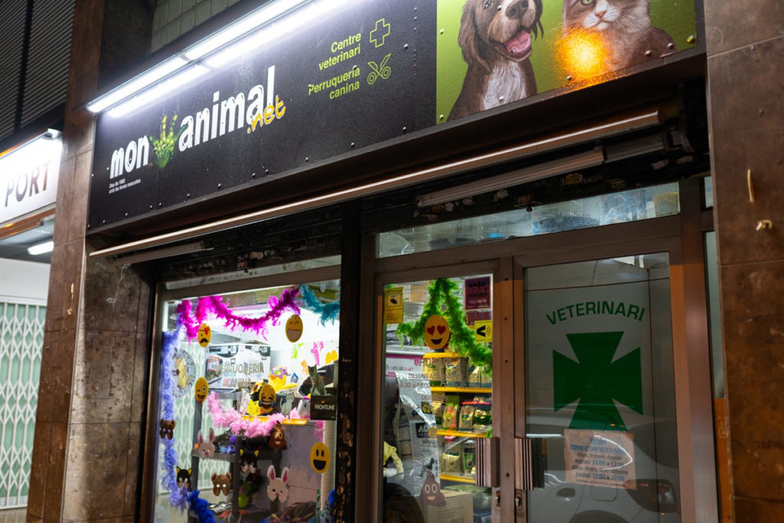 Mueren cientos de animales en el incendio de una tienda mascotas en Barcelona