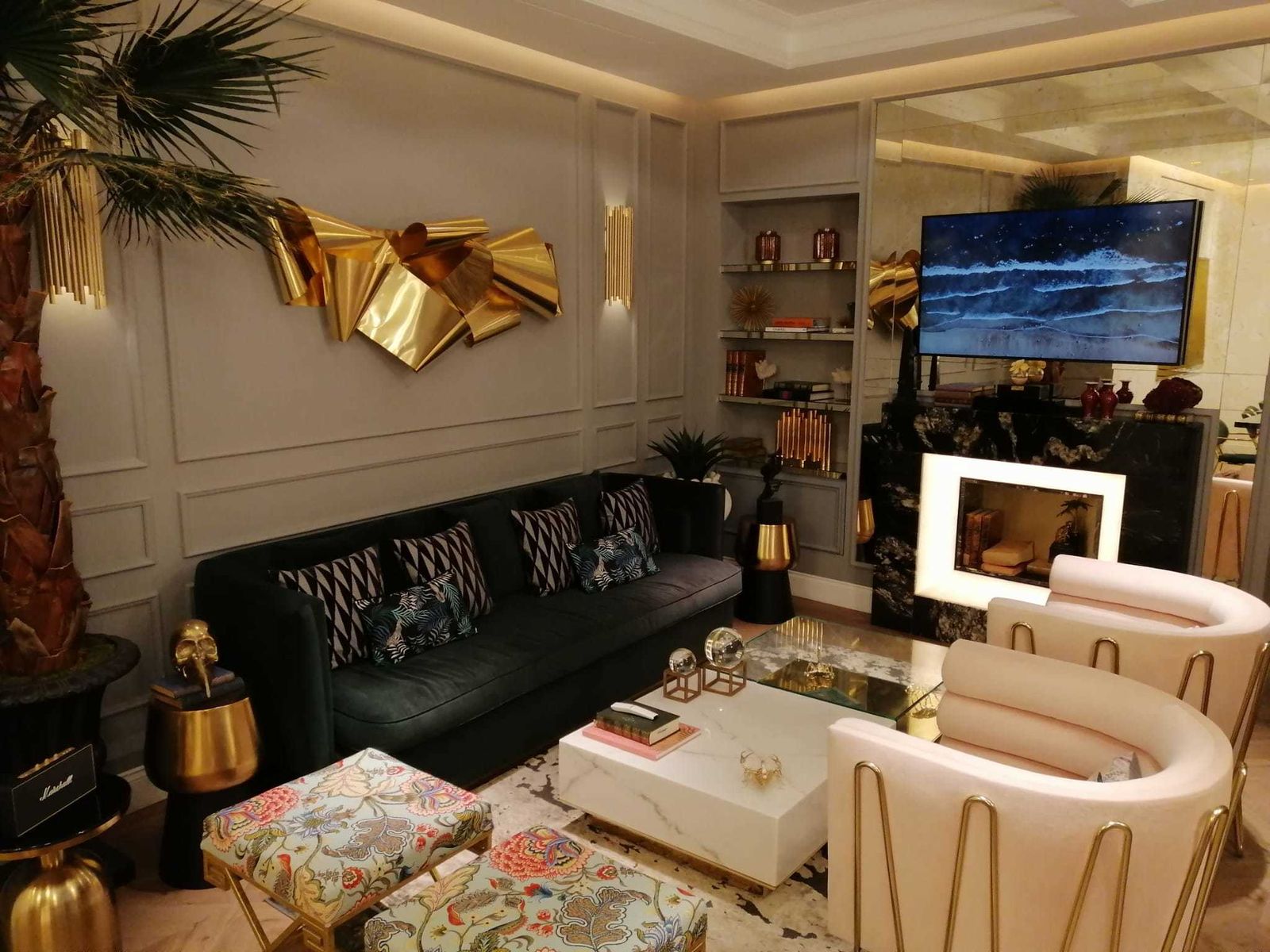 Bienvenidos a la casa en donde el lujo tiene un color distinguido: el dorado. Es sin duda el dominante en toda la vivienda.