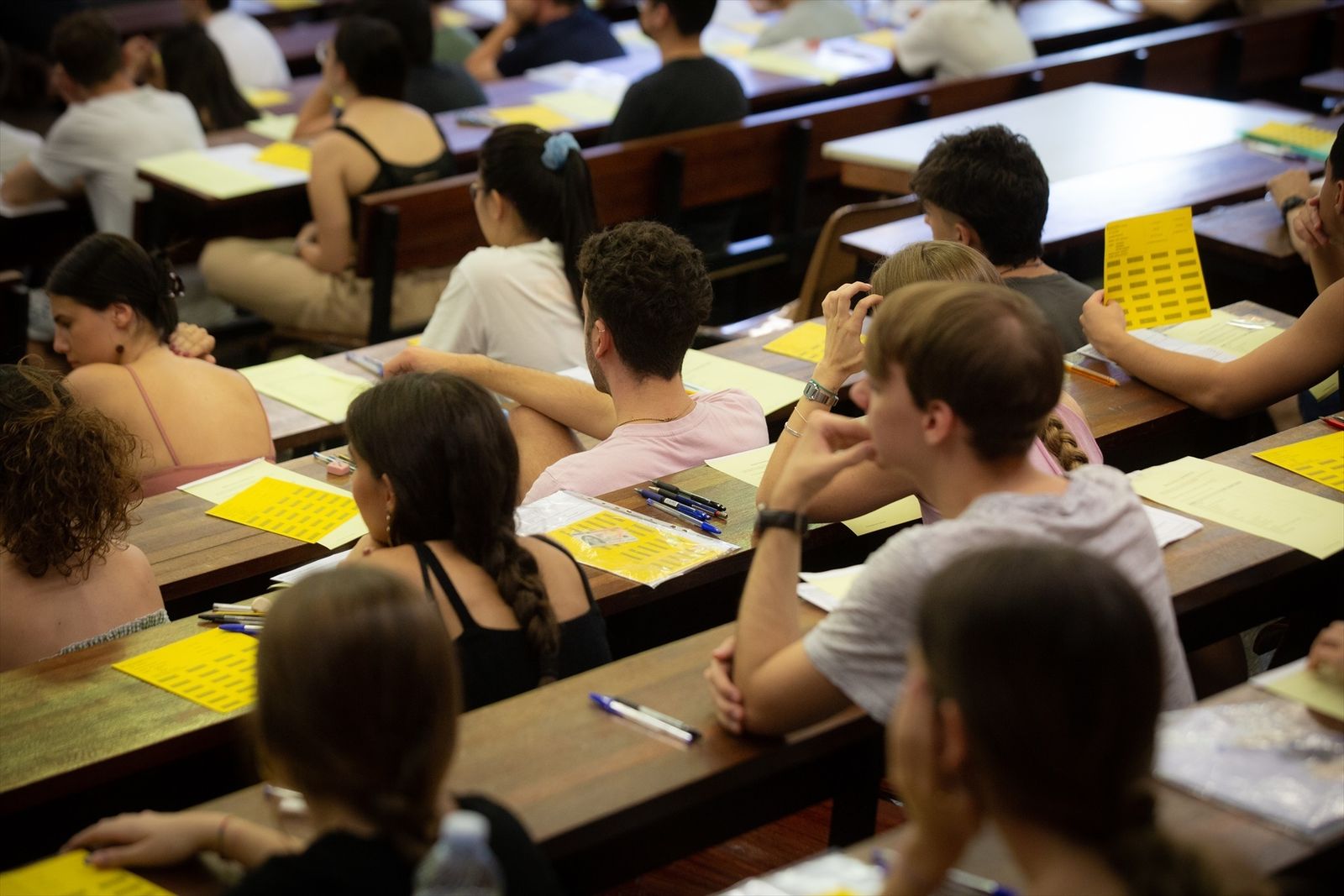 Alumnos durante los exámenes de la EvAU