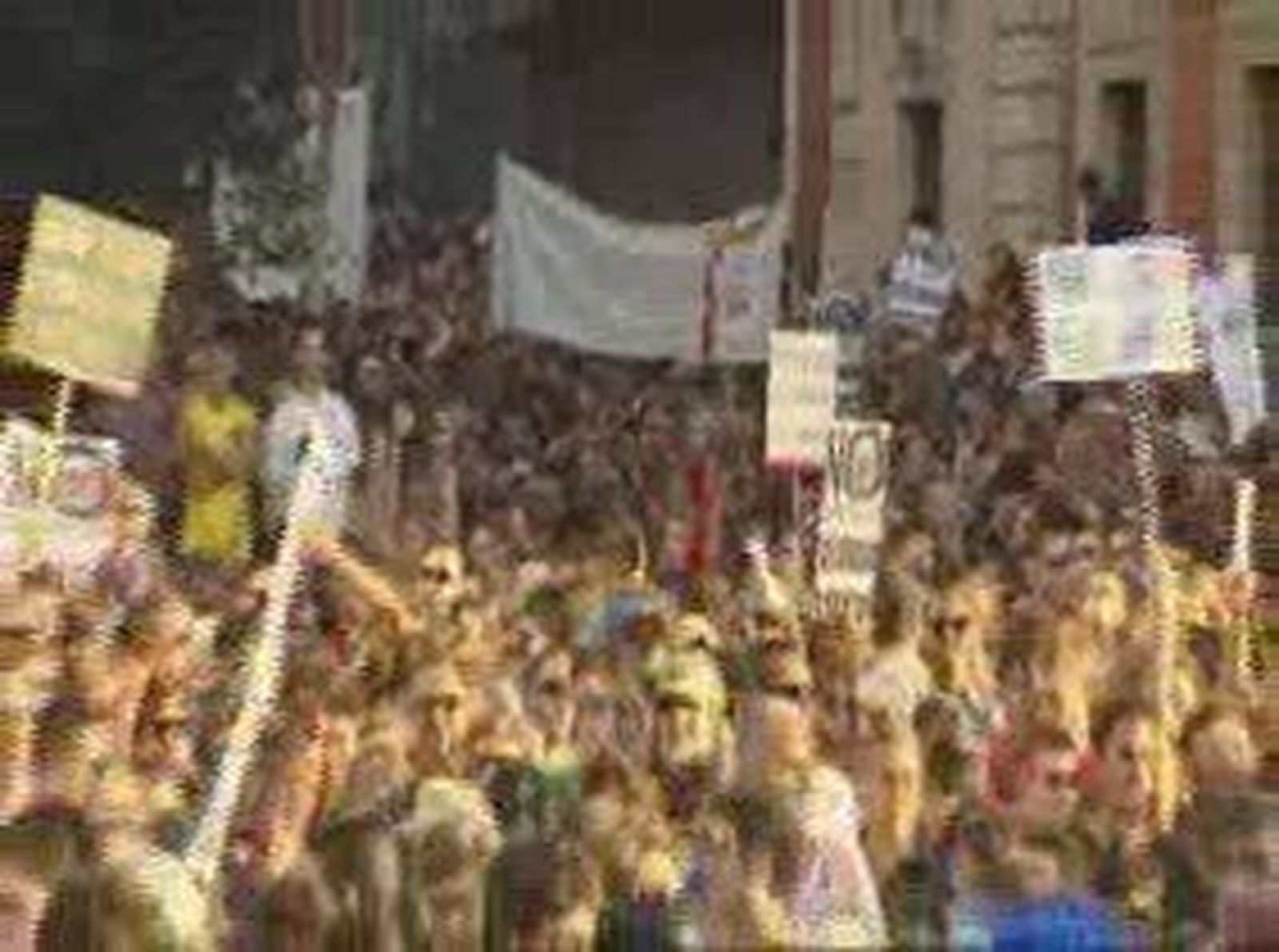 Peregrinos galos denuncian que fueron agredidos, insultados  y humillados con un látigo en Sol tras la marcha laica