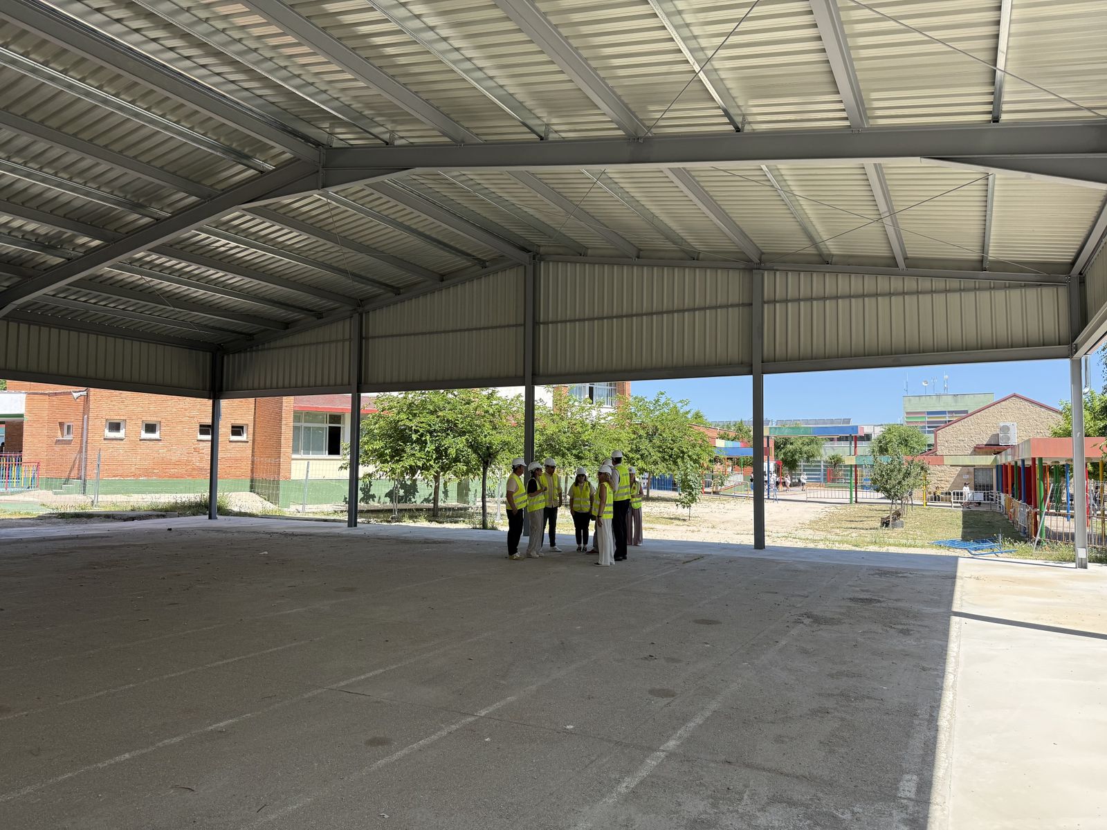 Visita regional a las obras de la nueva cubierta de un colegio de El Molar