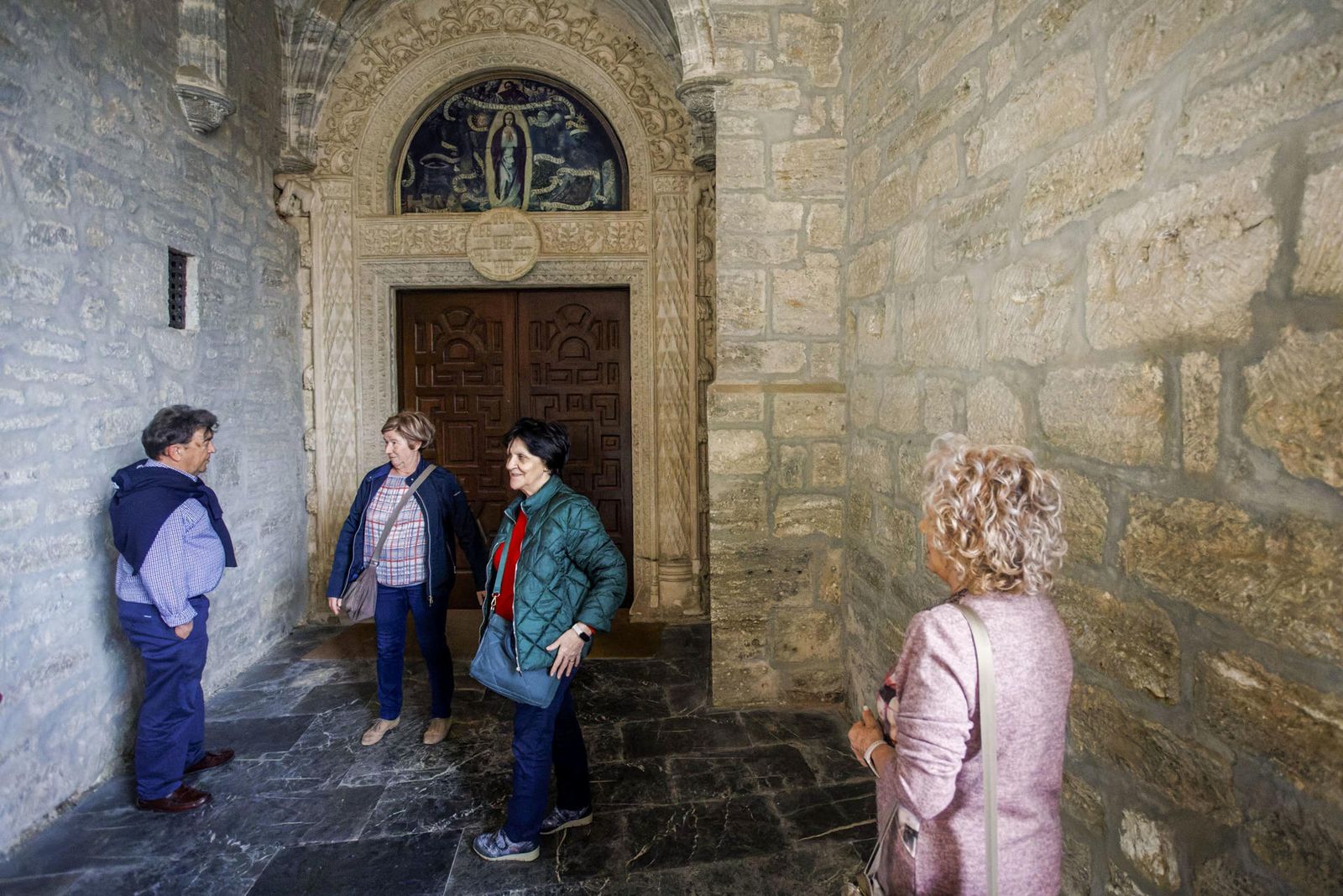 Vecinos de la localidad de Belorado en Burgos esperan el comienzo de una misa, que finalmente no se ha celebrado, en el monasterio de las Clarisas de Belorado