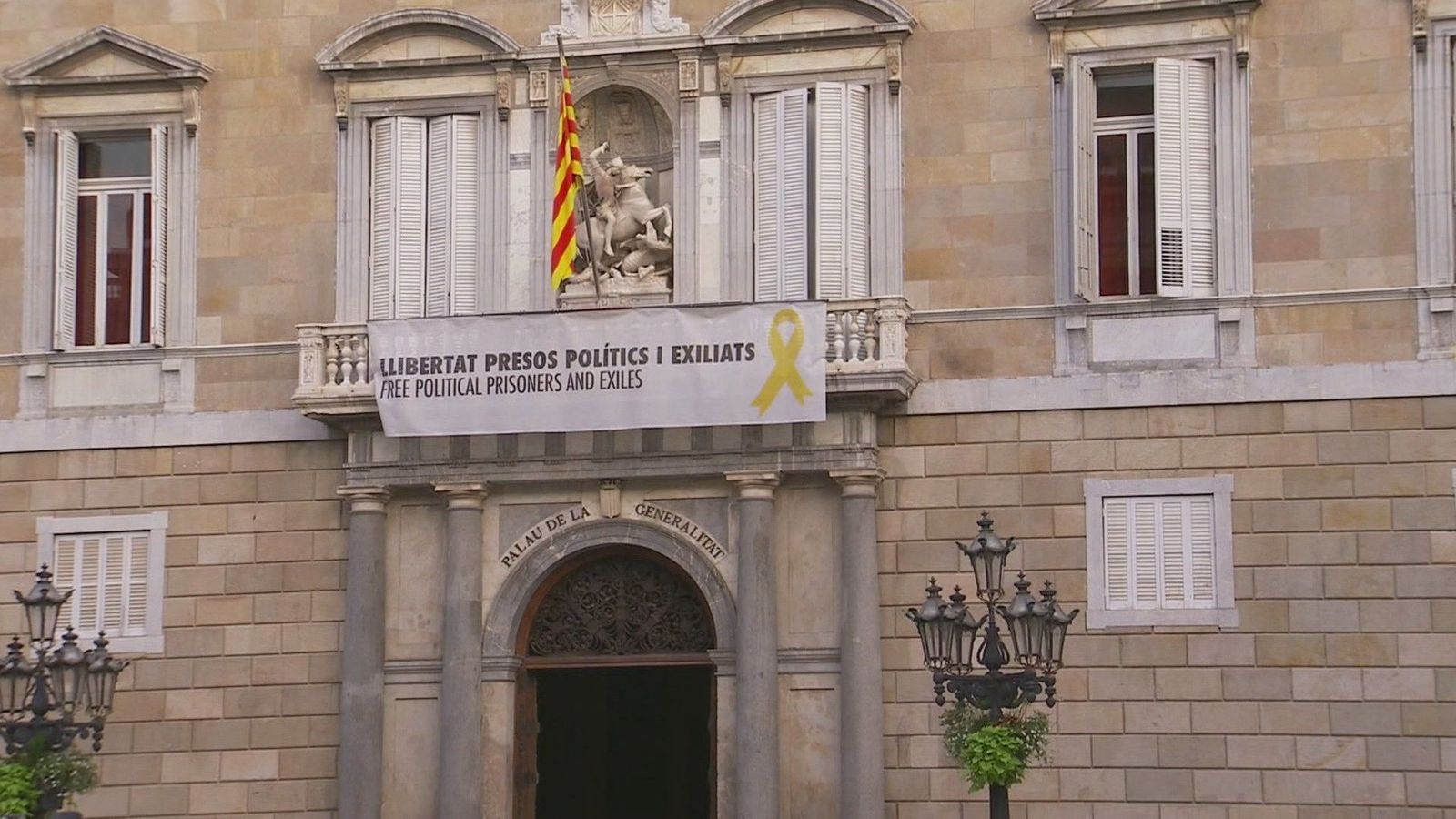 La pancarta de los presos sigue en el Palau acabado el plazo del TSJC