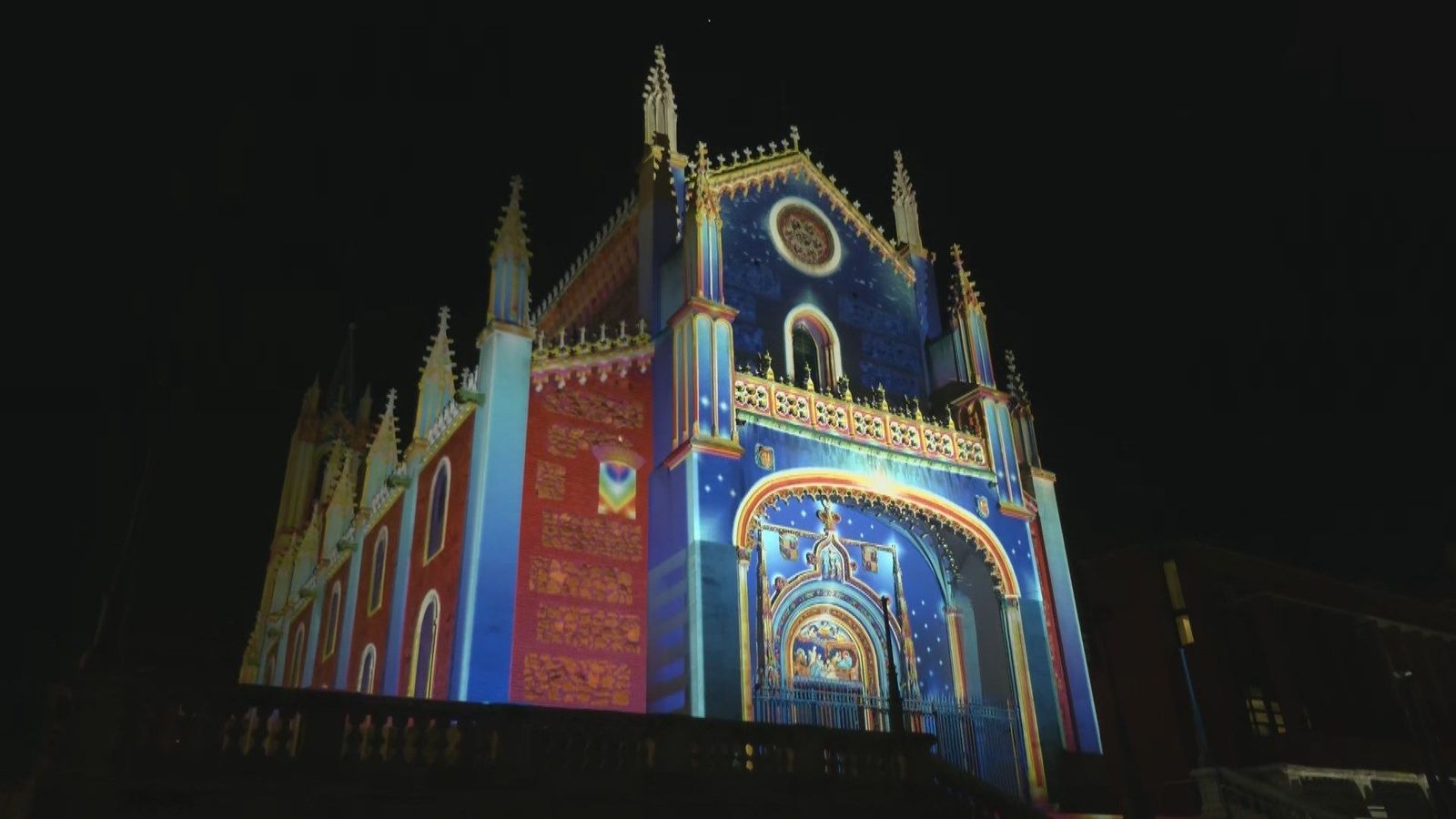 Una proyección llena de luz y color uno de los templos más emblemáticos de Madrid