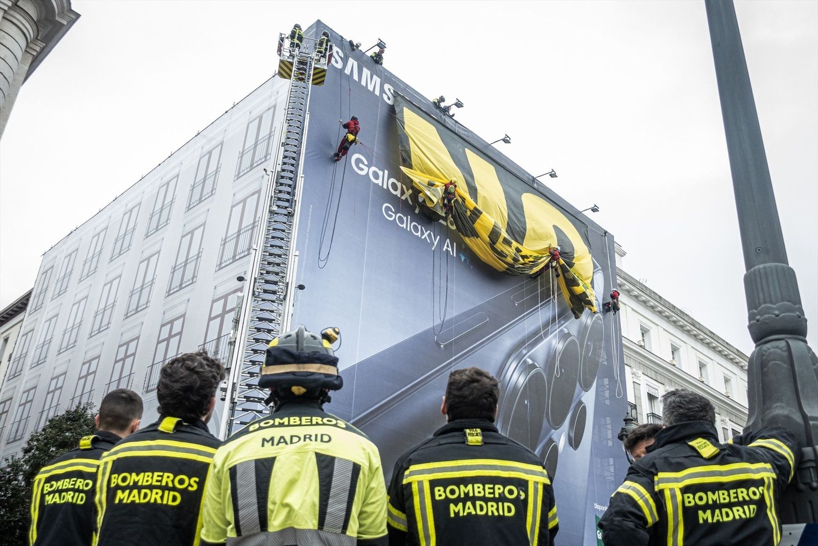 Greenpeace despliega una gran lona con el lema 'No a la guerra' en plena Puerta del Sol