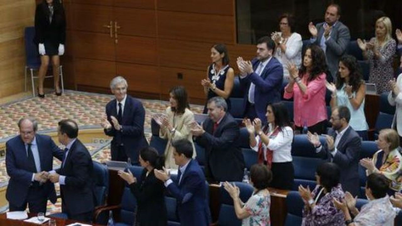 El PP critica que un socialista haga un 'meme' de Cifuentes durante el debate