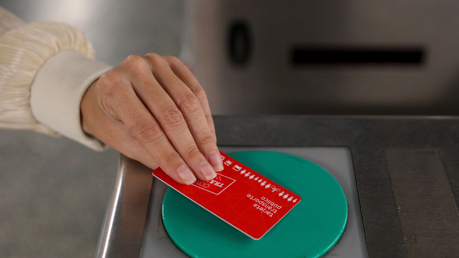 Una persona pasa su título de transporte para acceder a la estación de Sol, a 1 de septiembre de 2022, en Madrid