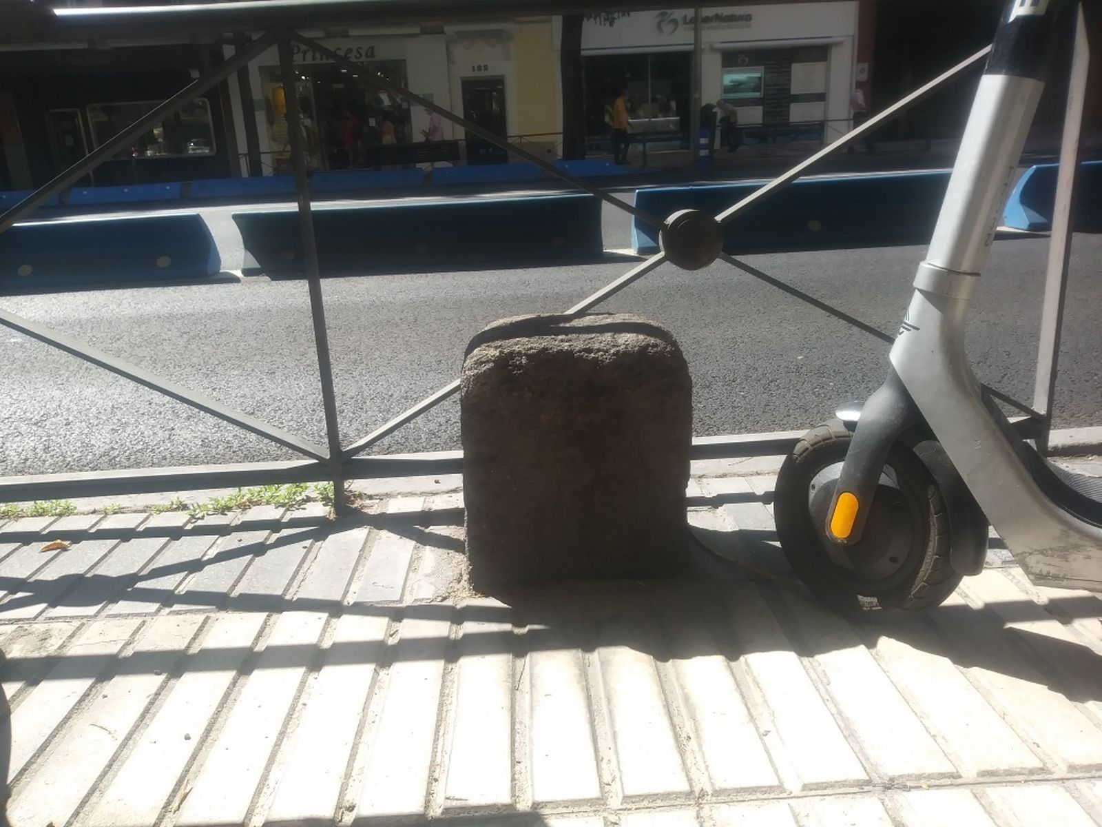 Mojón de la Cañada Real de Madrid, sin protección, frente al 181 de la calle de Alcalá