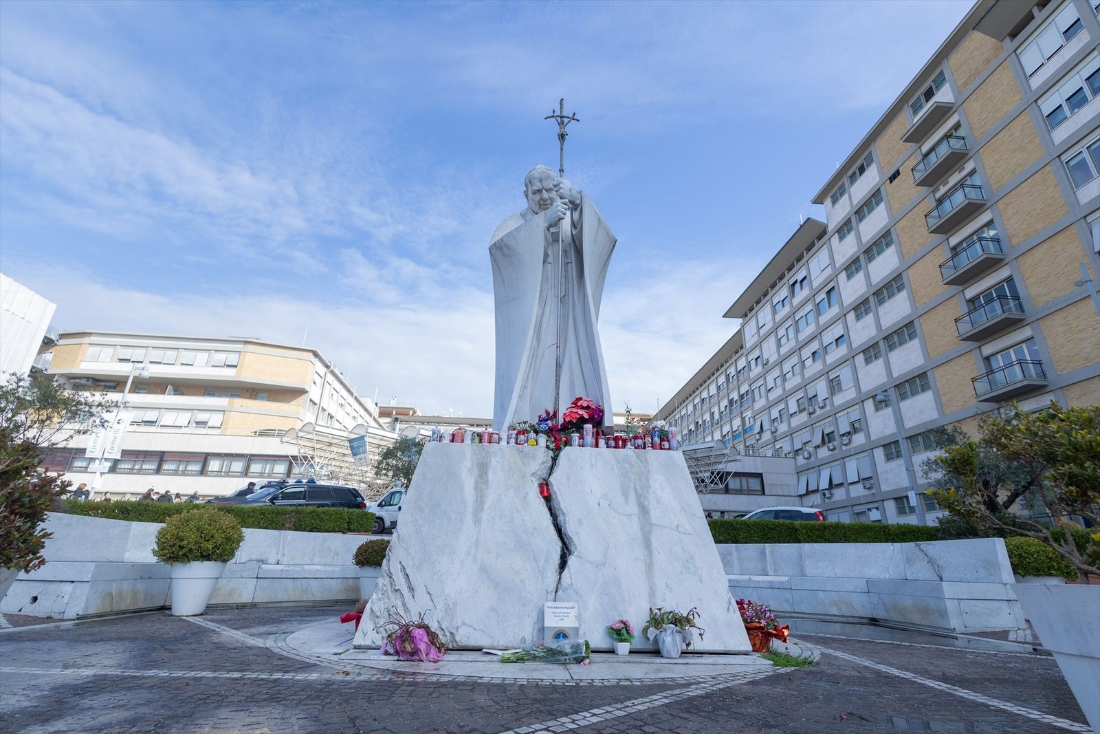 Altar improvisado ante el hospital Gemelli de Roma