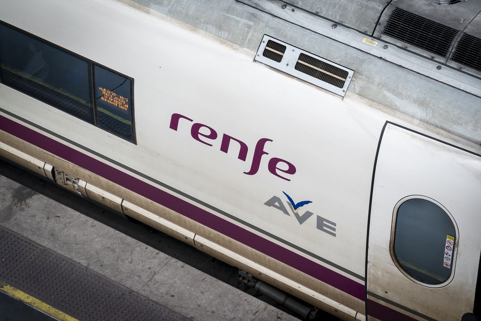 Un AVE de Renfe estacionado en una de las vías de la estación Puerta de Atocha-Almudena Grandes