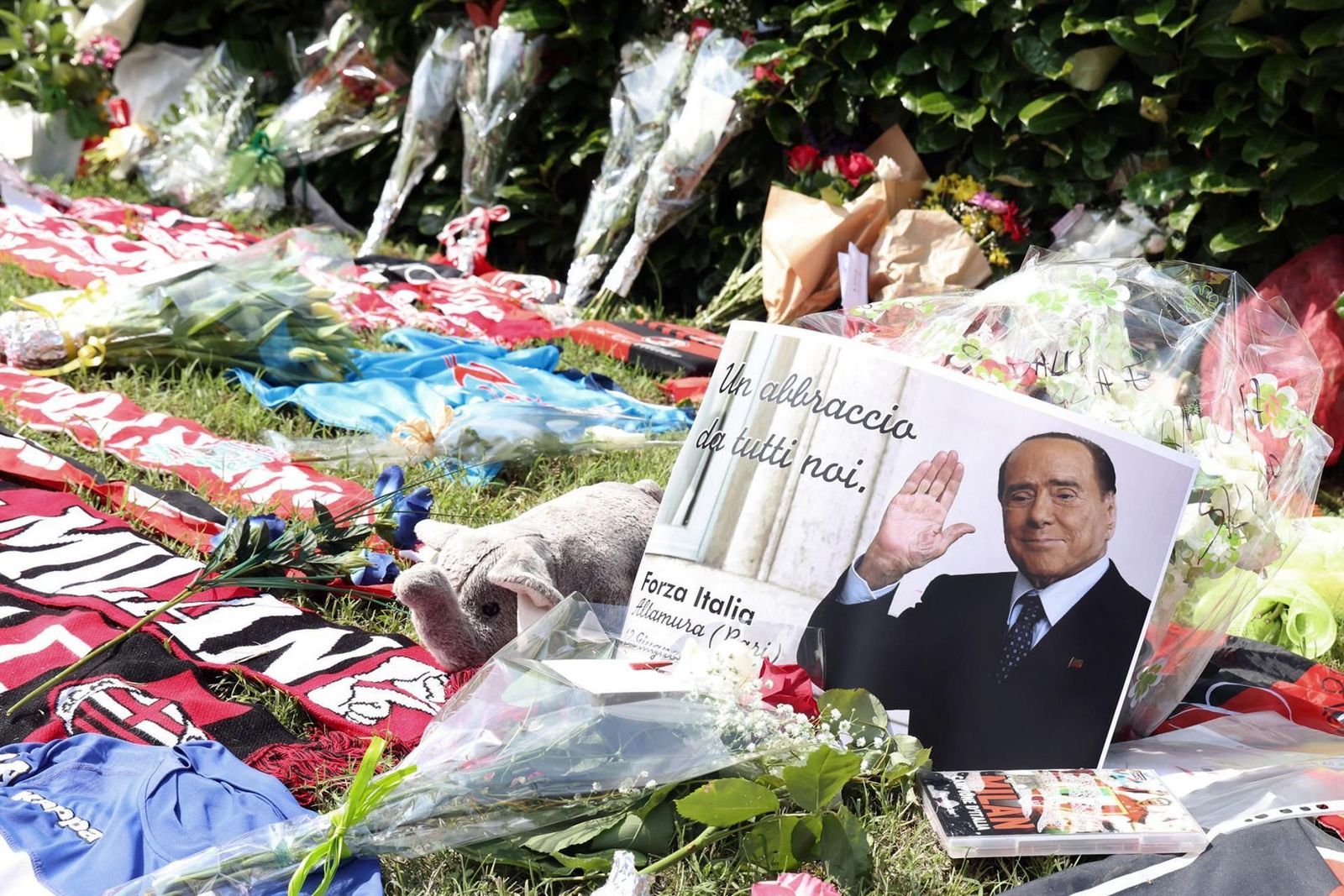 La capilla ardiente de Berlusconi, a puerta cerrada y solo para allegados