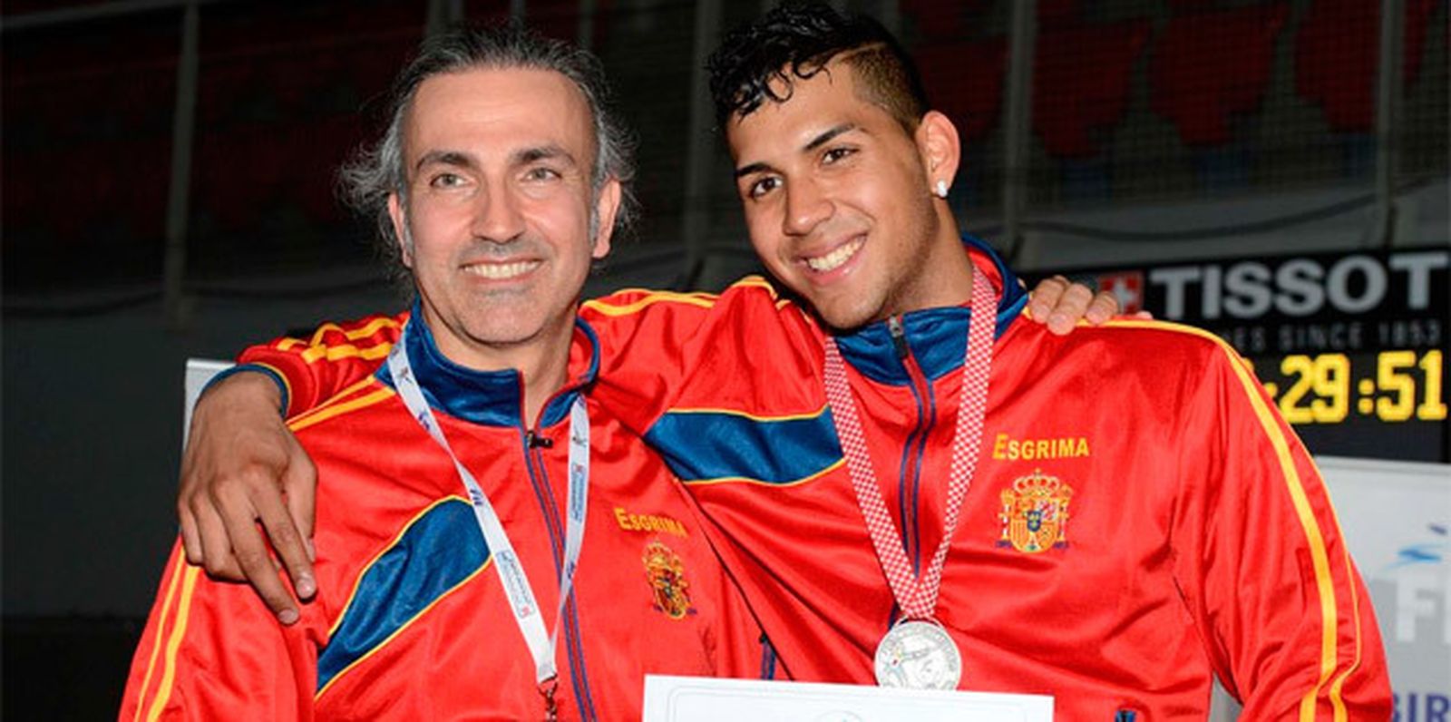 Yulen Pereira (dcha.) junto a su padre, Manuel, campeón mundial de espada en 1989