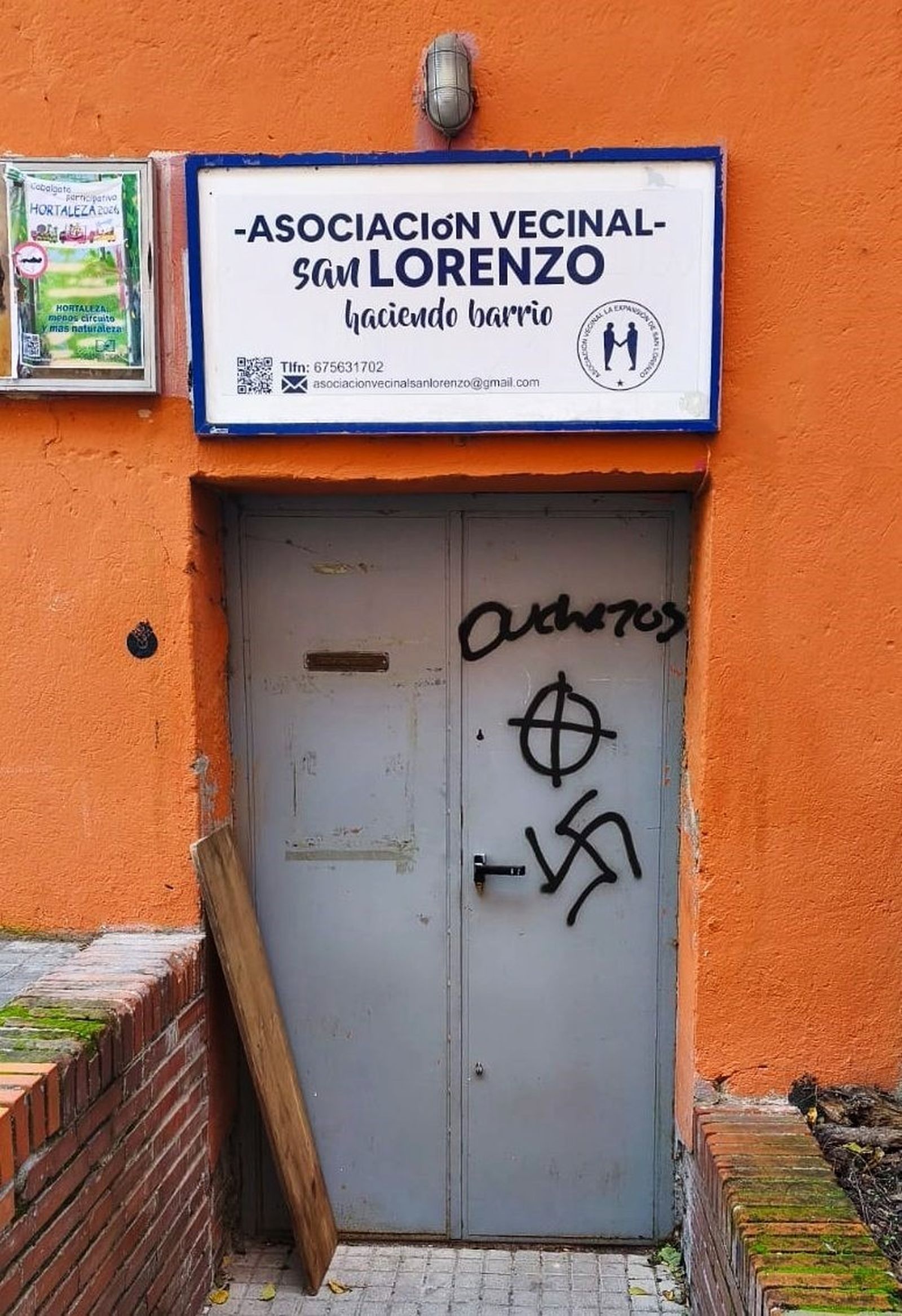 Pintadas en la Asociación Vecinal San Lorenzo, en Hortaleza