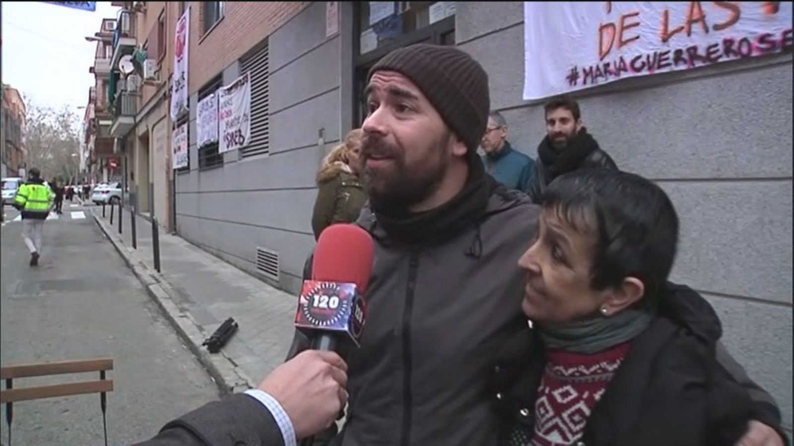 Las 18 familias de Carabanchel celebran el primer día con su desalojo aplazado