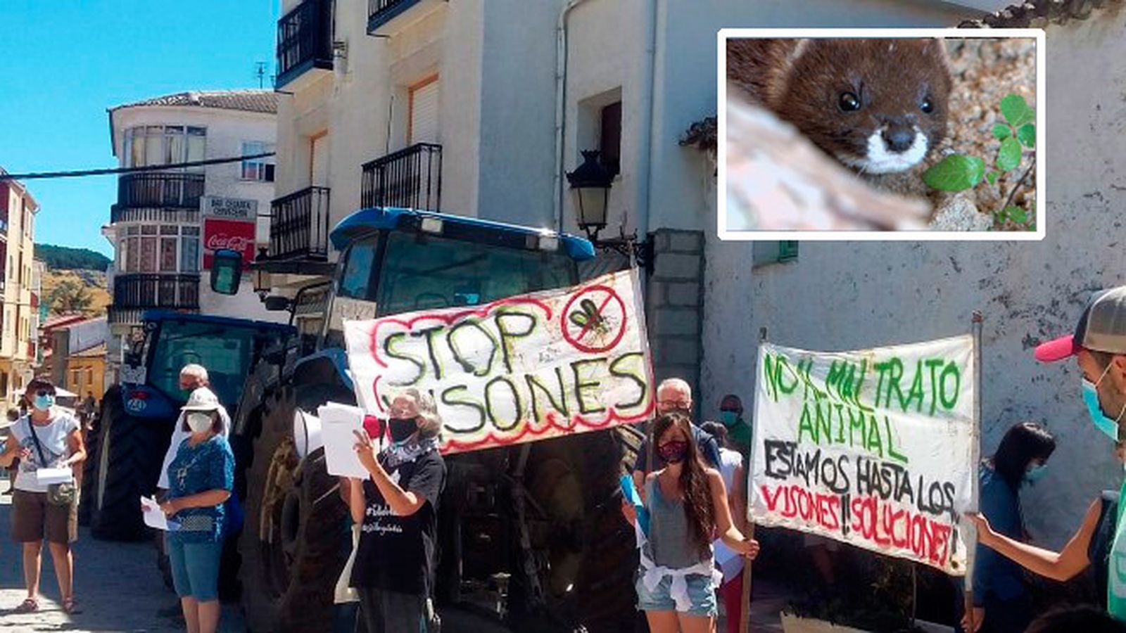 Los vecinos de Santa María de la Alameda se manifiestan contra una granja de visones