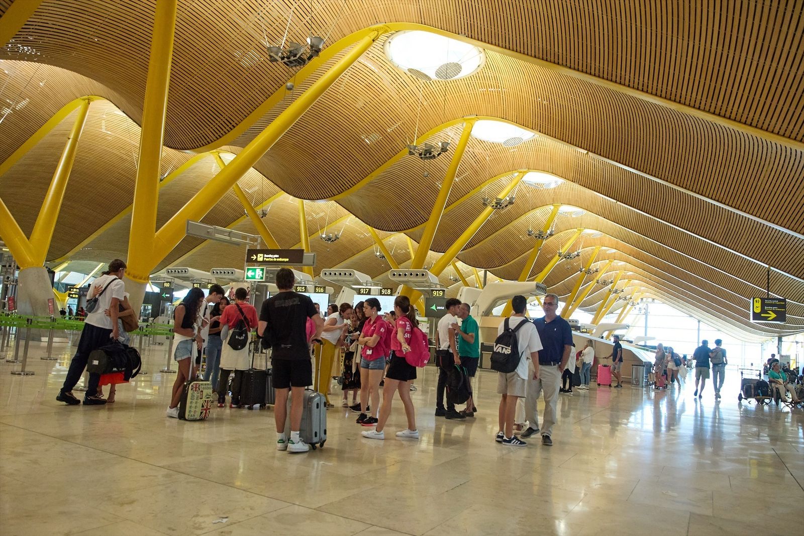 Turistas en el aeropuerto de Barajas