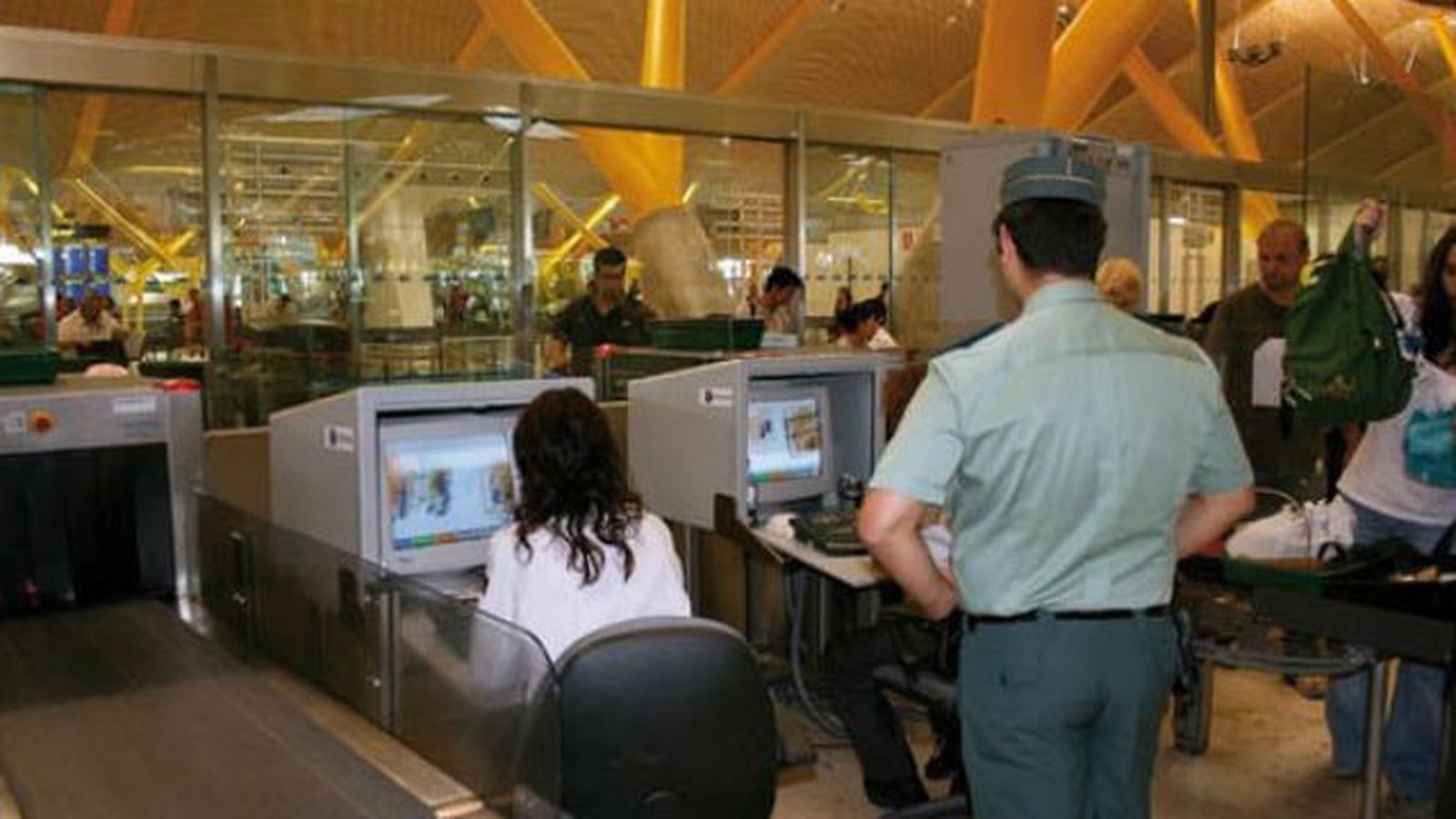 Verano negro en los aeropuertos por la huelga de los controladores franceses