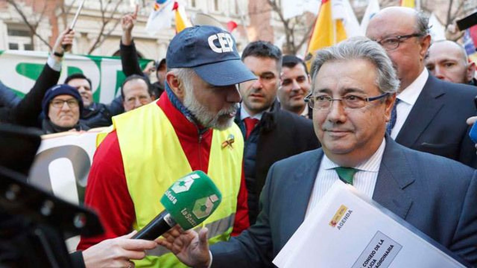 Zoido ofrece a policías y guardias civiles la equiparación salarial con los mossos en tres años