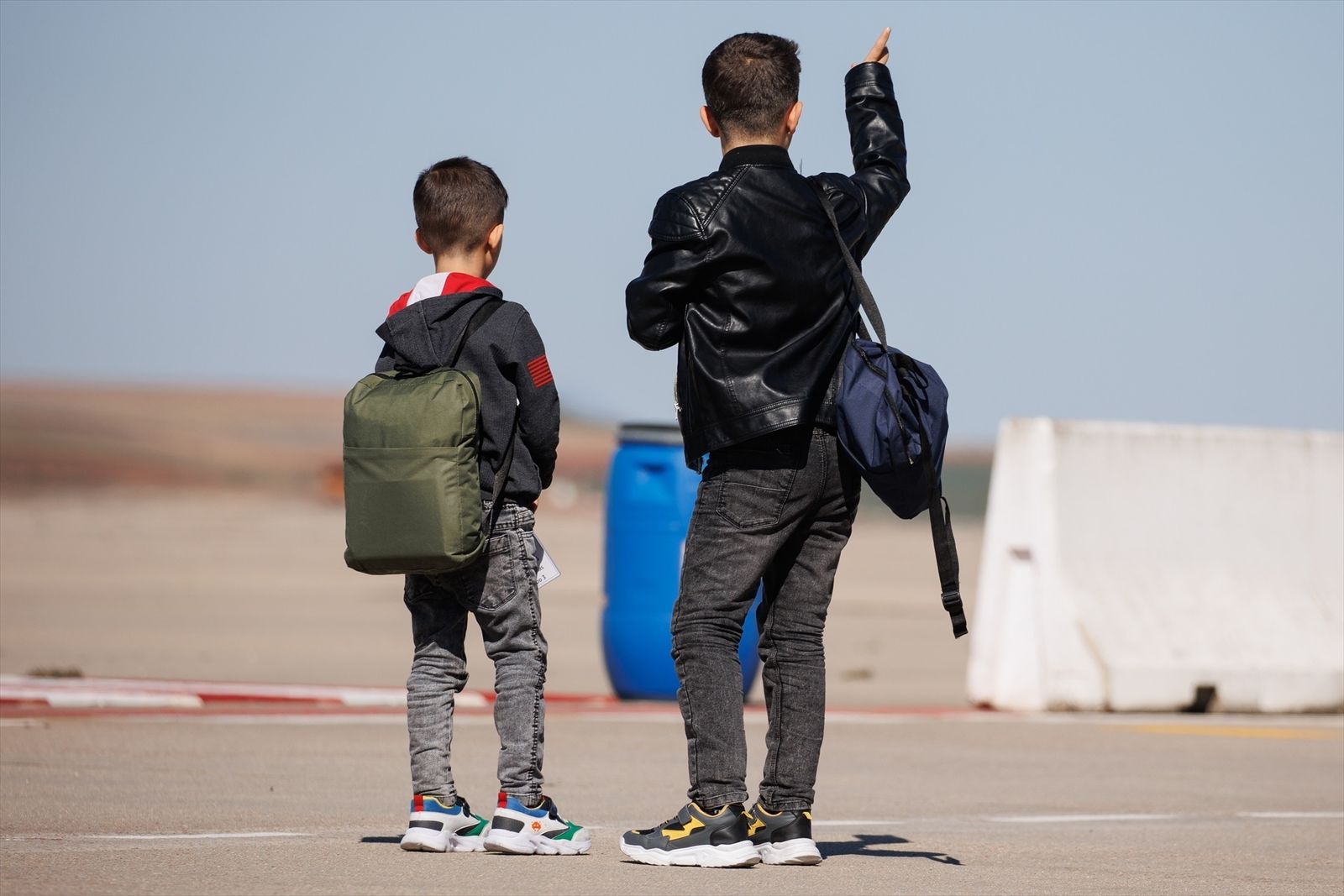 Dos niños sirios provenientes de Turquía y afectados por el terremoto, recién llegados a la base aérea de Torrejón de Ardoz