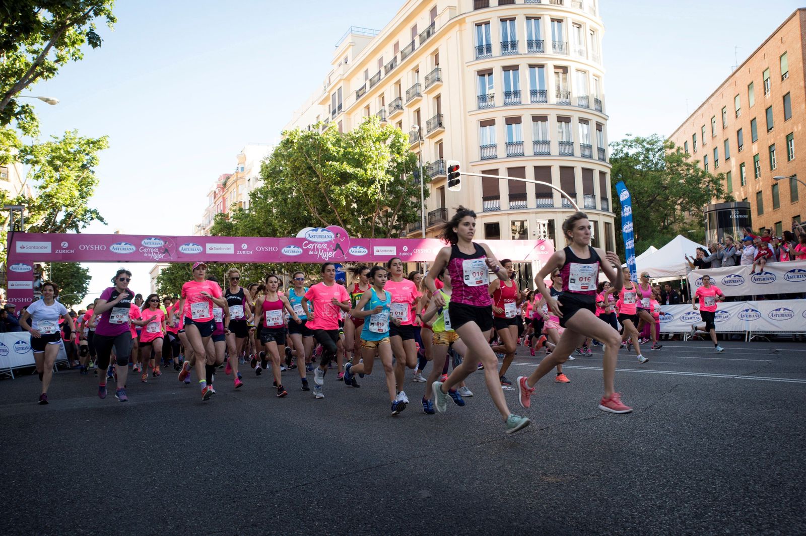 36.000 mujeres tiñen de rosa las calles de Madrid