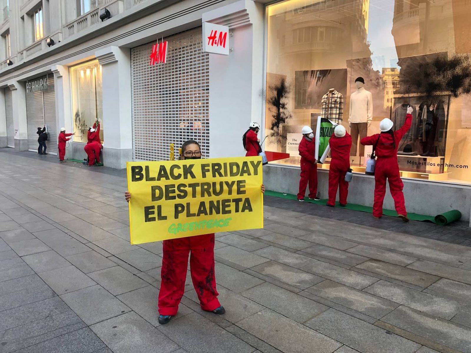 Acción de Greenpeace contra el Black Friday