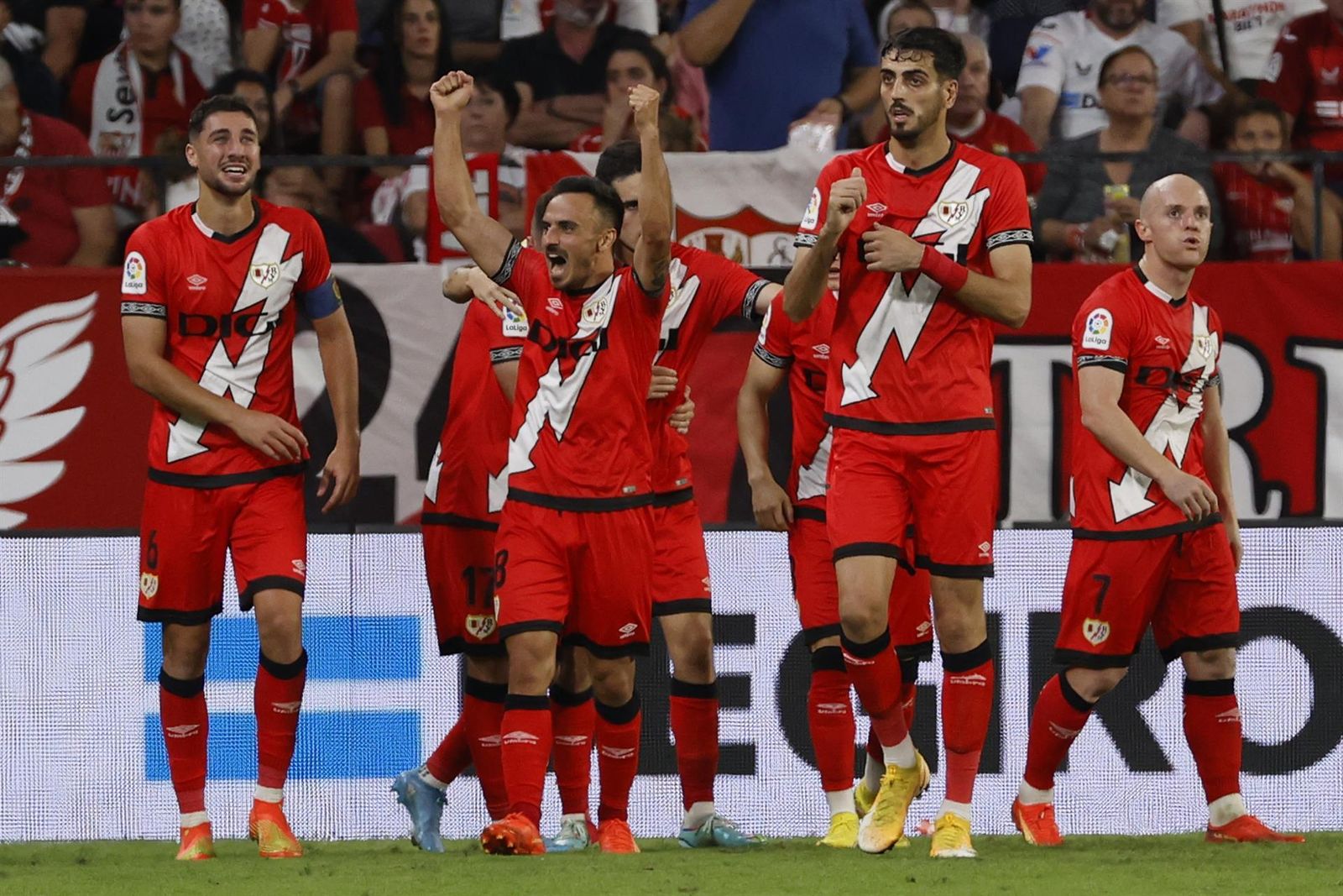 El delantero del Rayo  Álvaro García celebra su gol contra el Sevilla