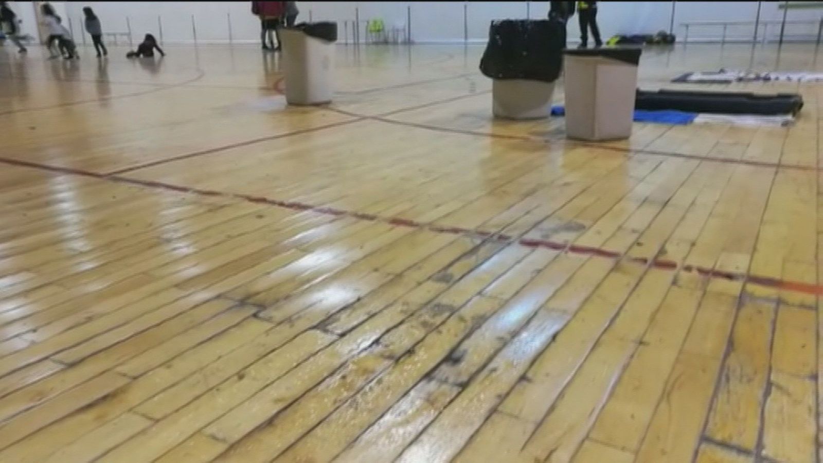 Denuncian goteras en el polideportivo Fernández Ochoa de Carabanchel