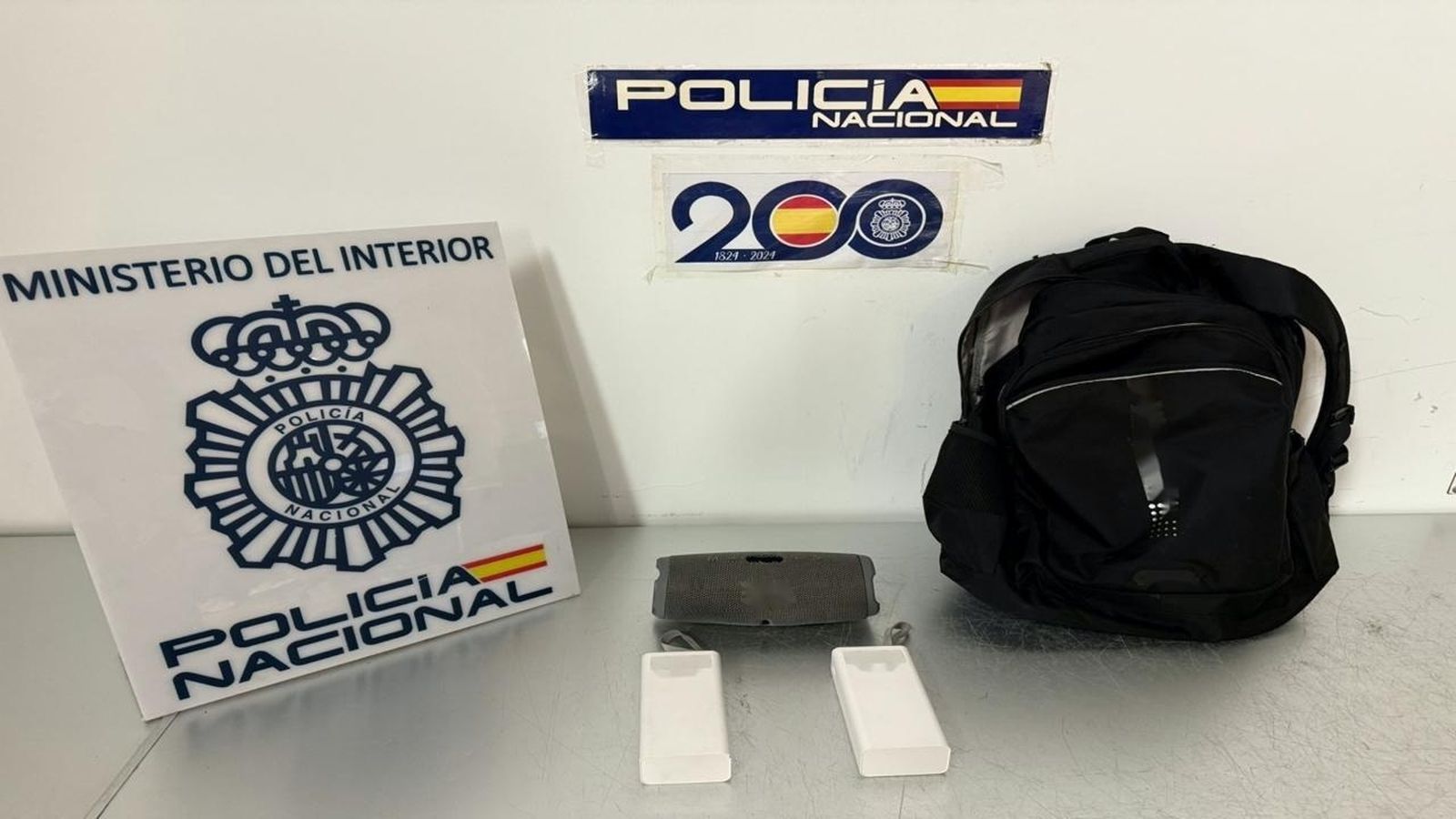 Cocaína escondida en un altavoz y dos baterías